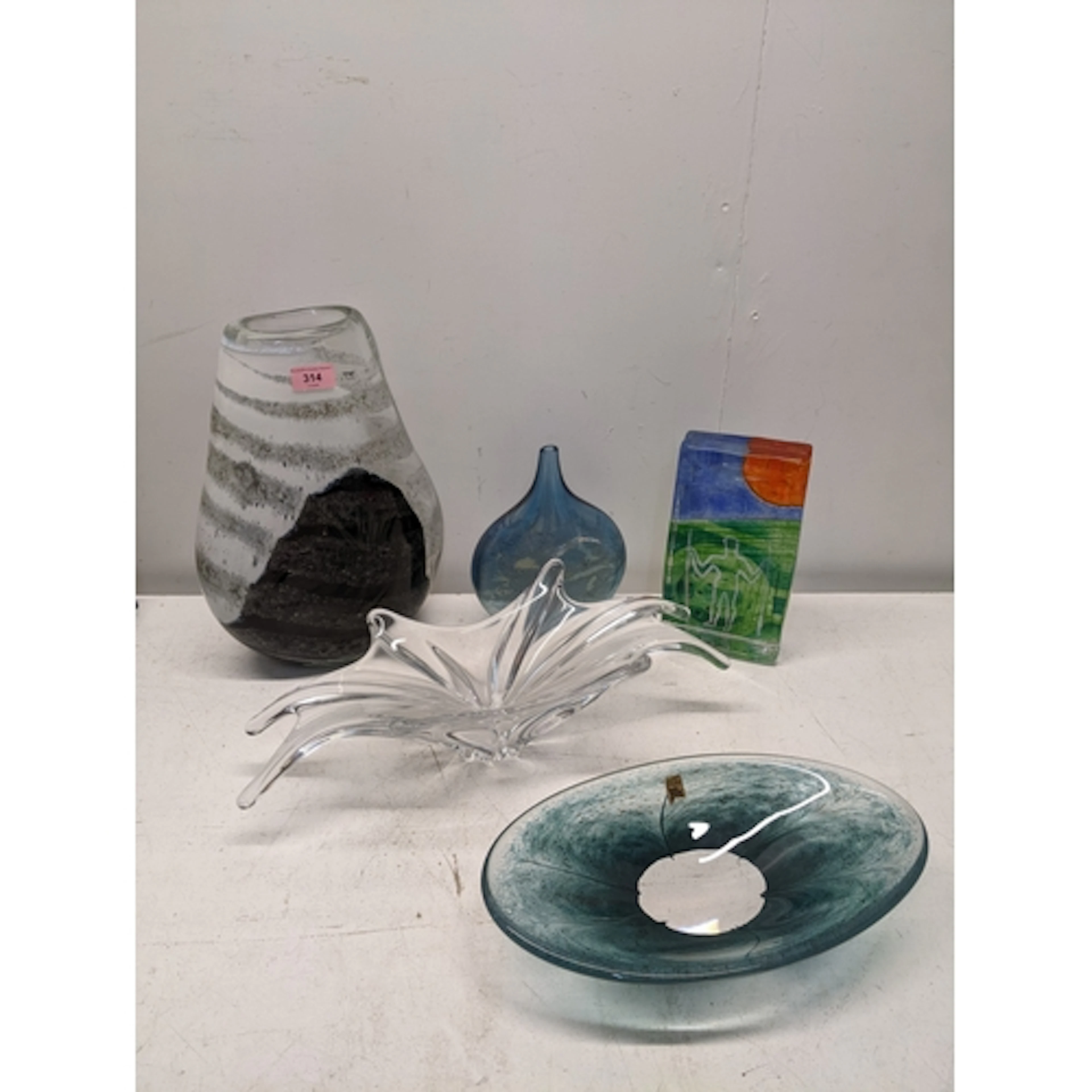 Mid to late 20th century art glass to include an Isle of Wig...