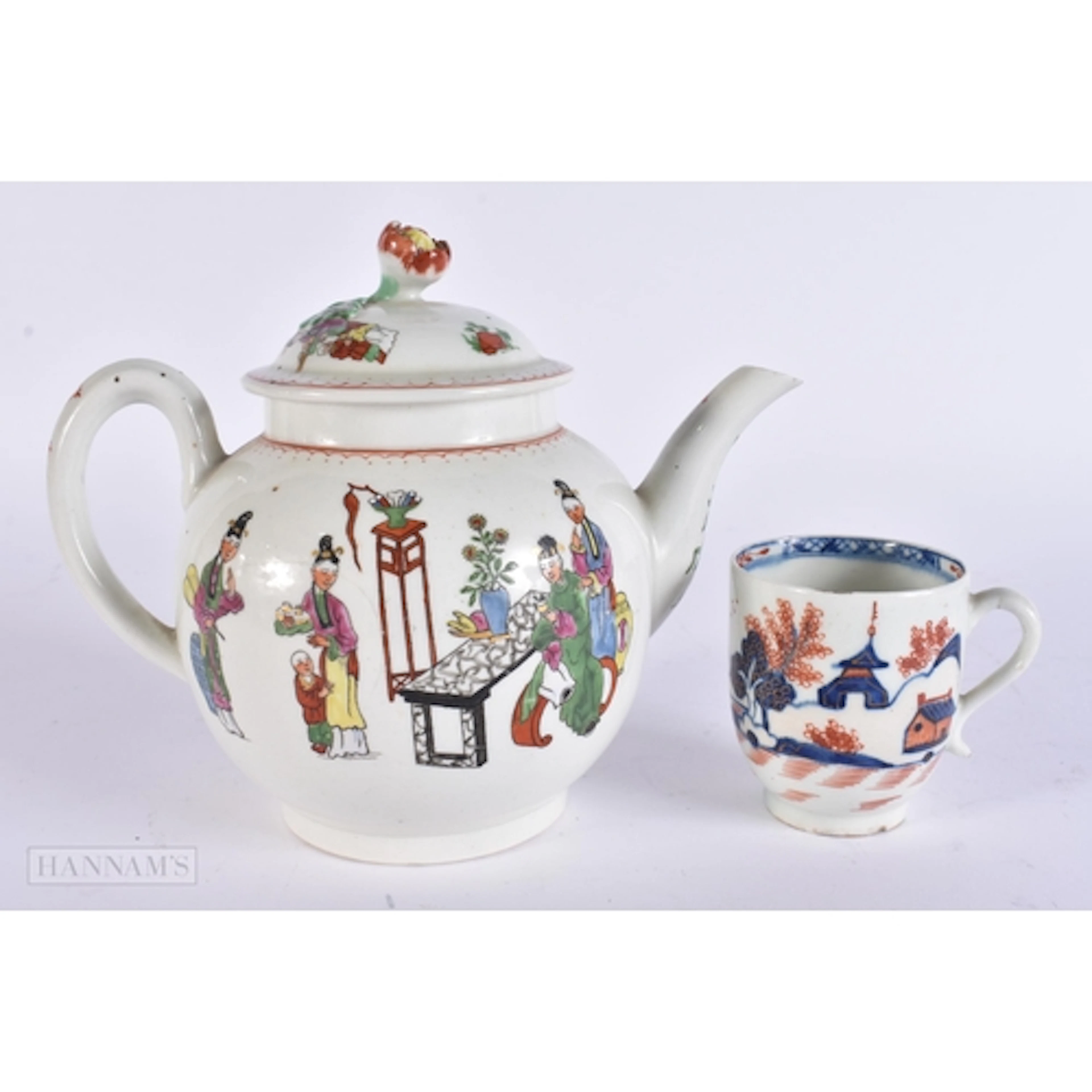 AN 18TH CENTURY WORCESTER TEAPOT AND COVER together with a d...