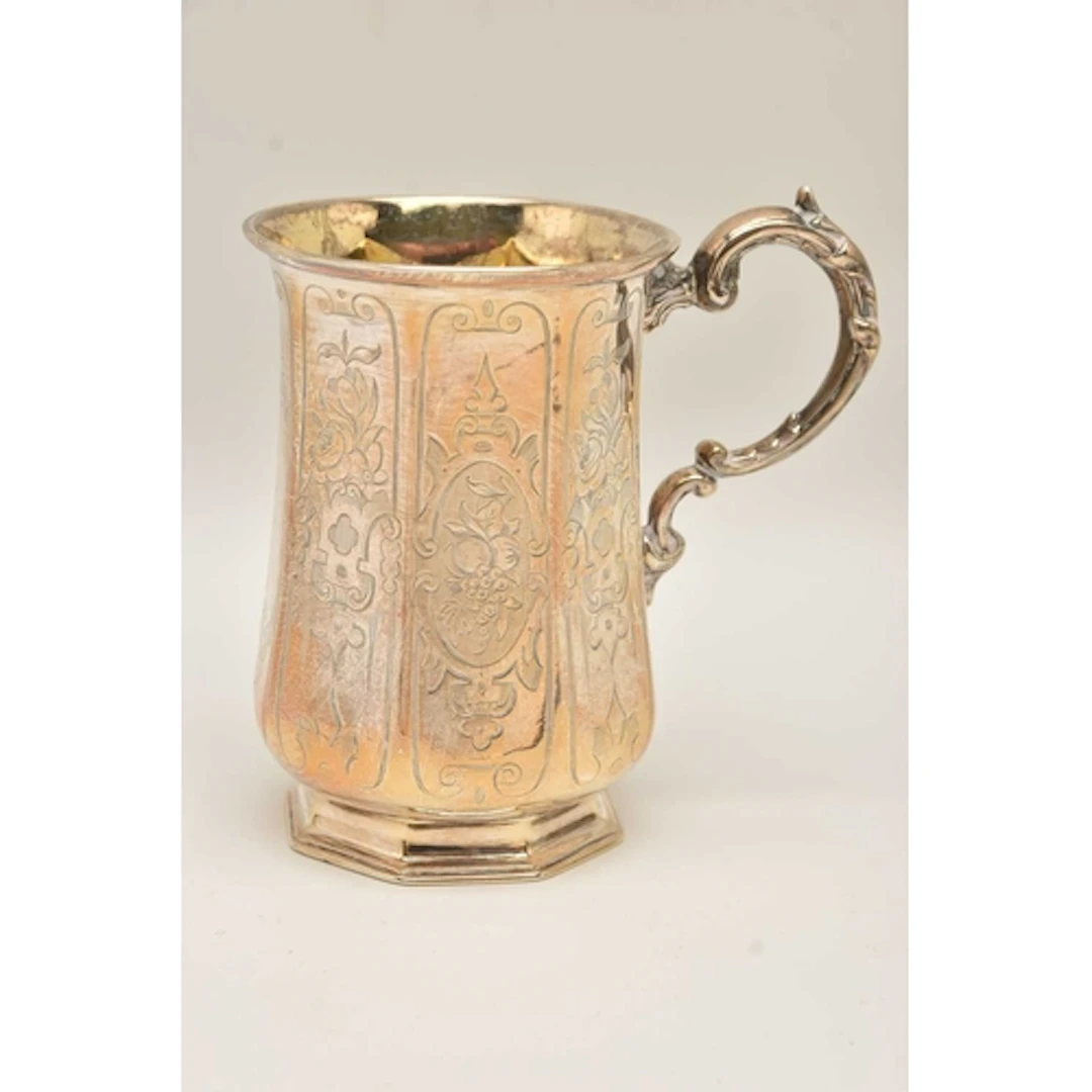 AN EARLY VICTORIAN SILVER CUP, engraved floral pattern with ...