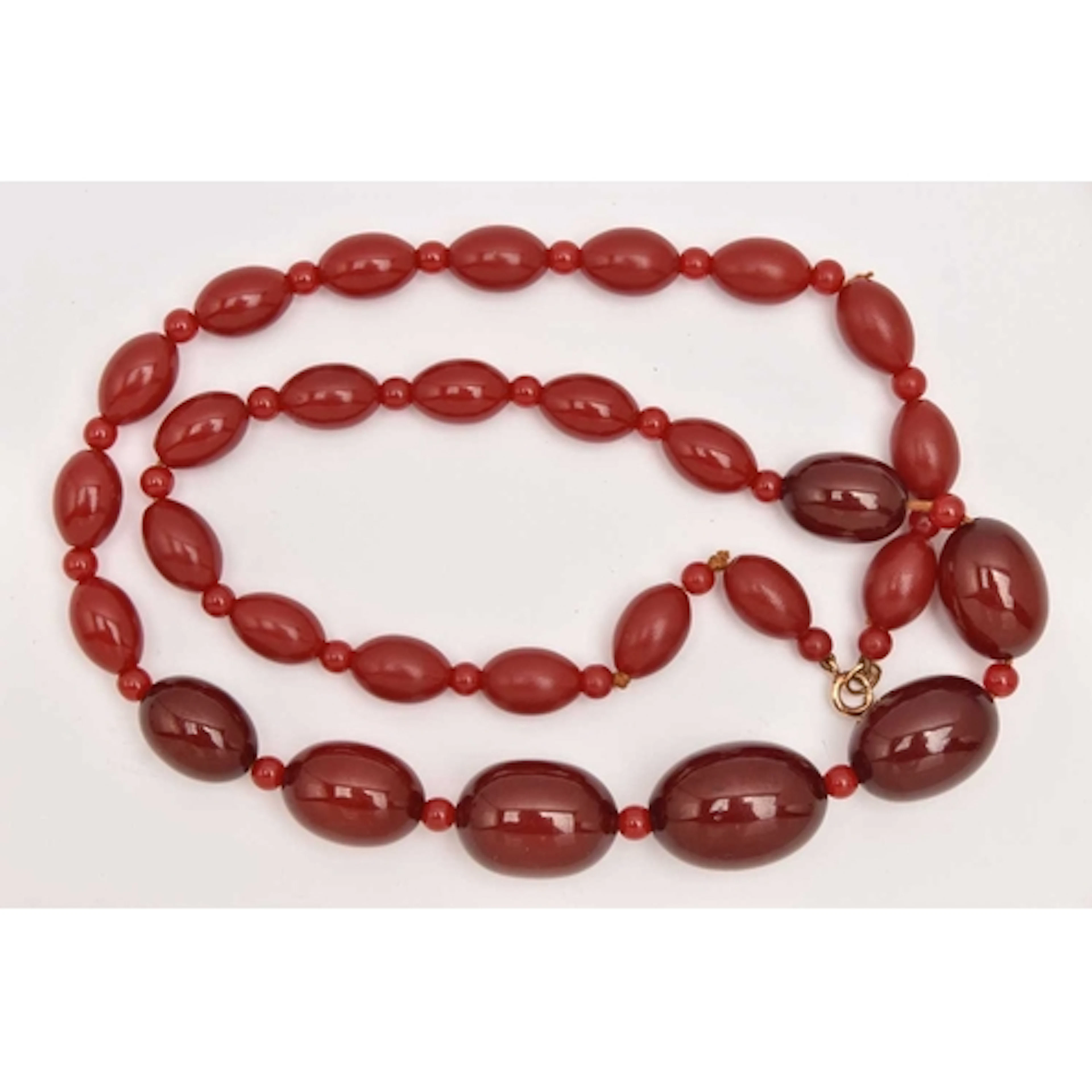 A BEADED NECKLACE, a graduated beaded necklace fitted with s...