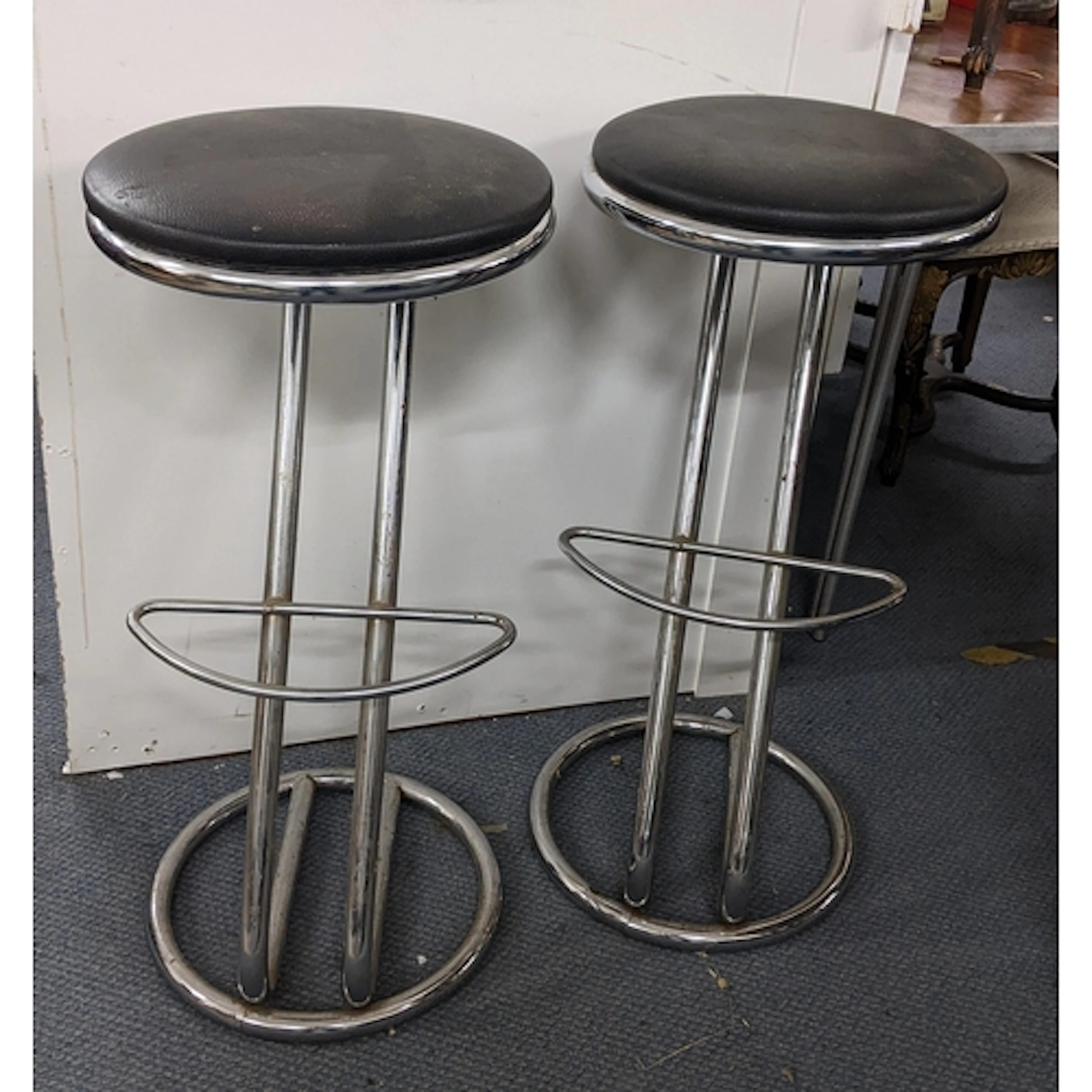 A pair of Art Deco style chrome and leather bar stools, 74cm...
