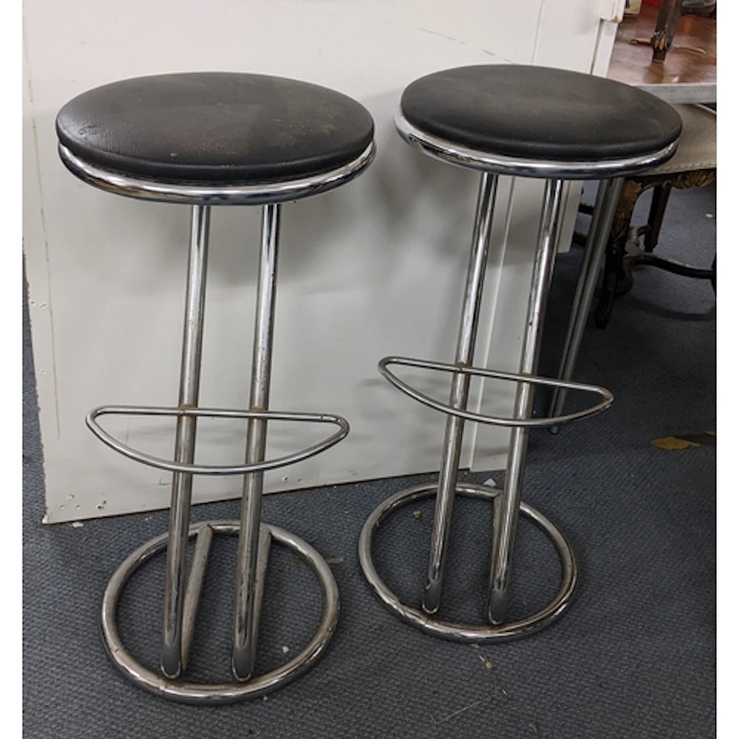 A pair of Art Deco style chrome and leather bar stools, 74cm...