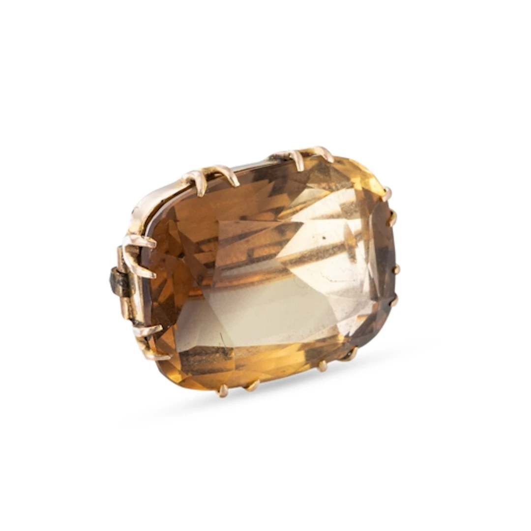 A VINTAGE QUARTZ BROOCH, mounted in 10ct yellow gold