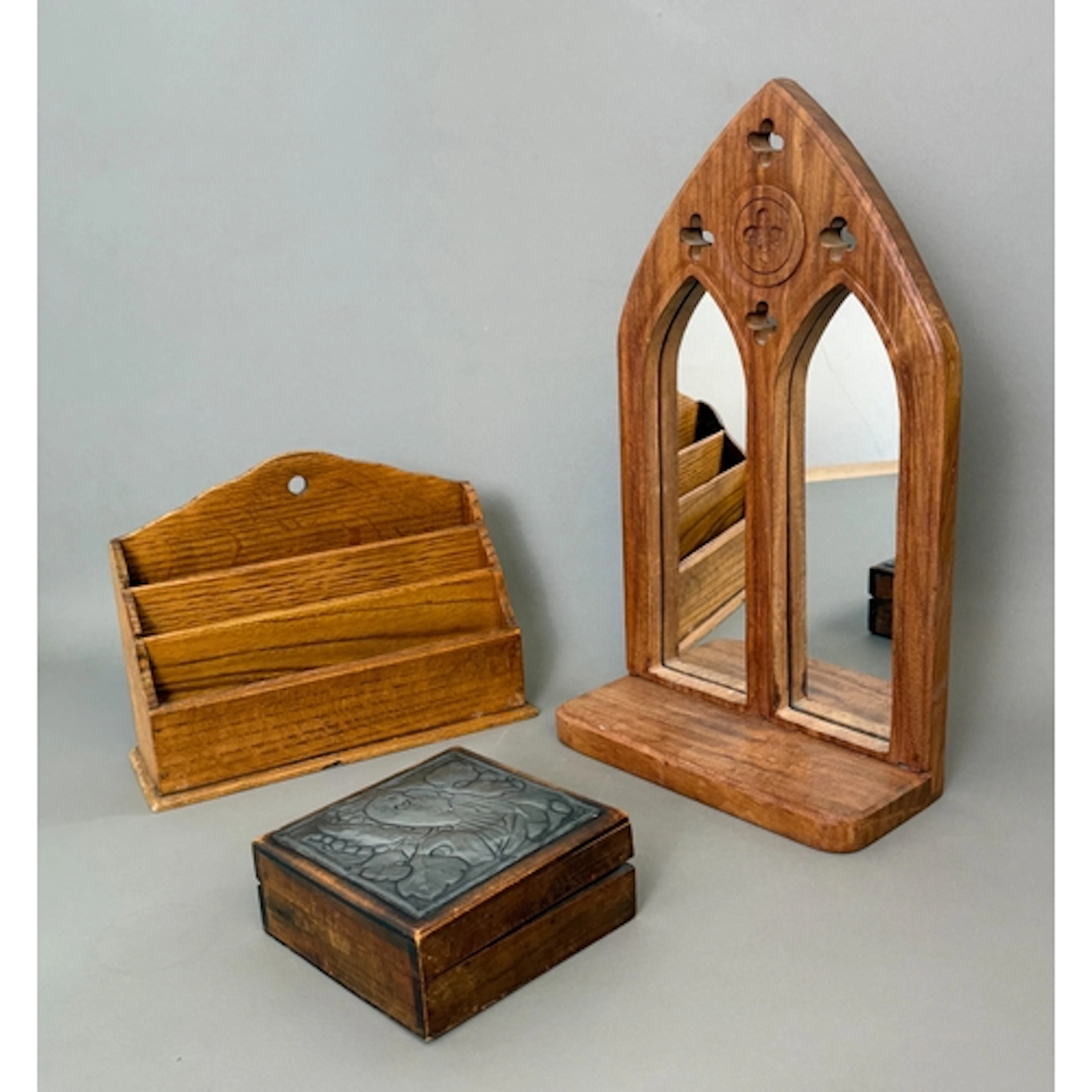 An oak letter rack - with three compartments, LWH 25 x 8.5 x...