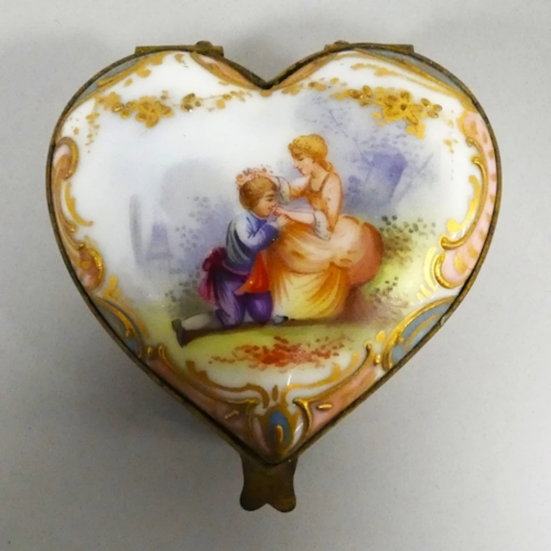 Meissen heart shaped porcelain trinket box with cover, c. 19...