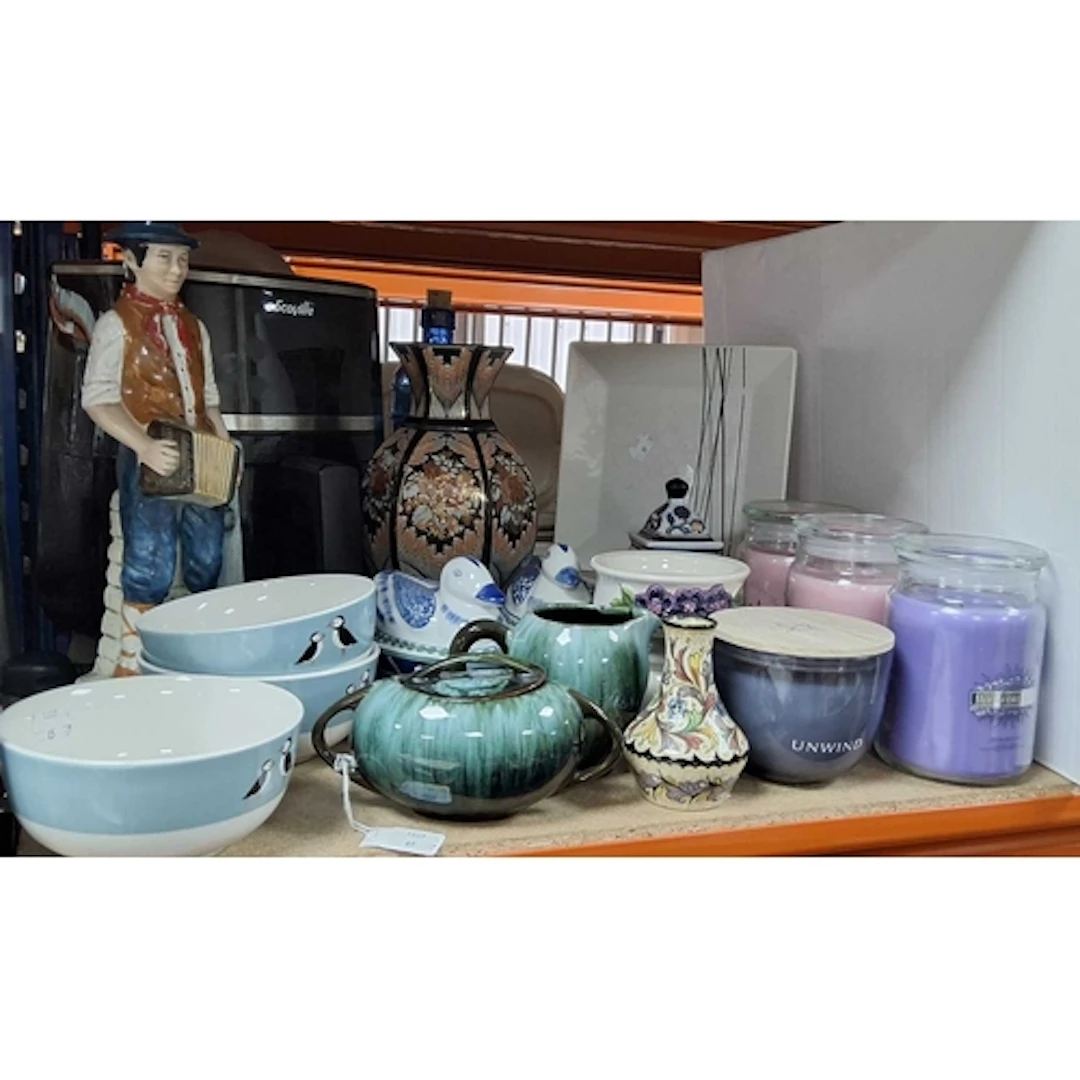 A GROUP OF MISCELLANEOUS HOMEWARE ITEMS, to include Blue Mou...
