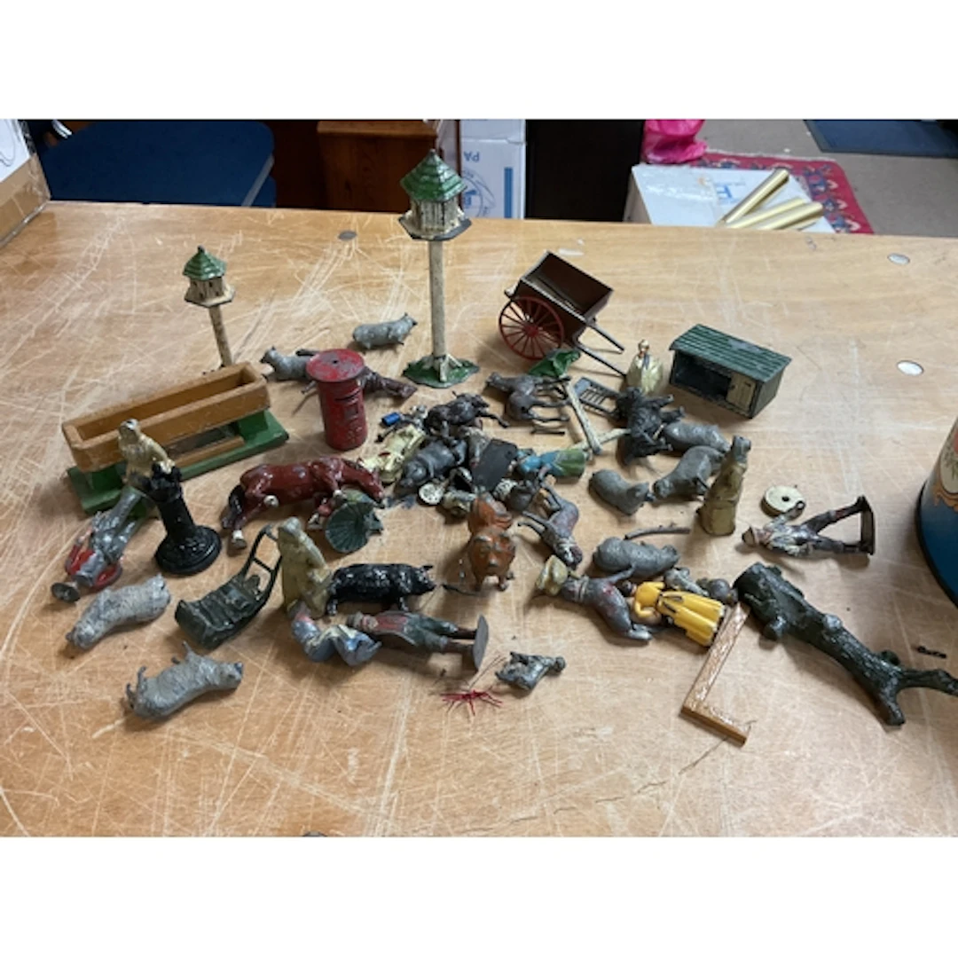 Tin of vintage lead figures.