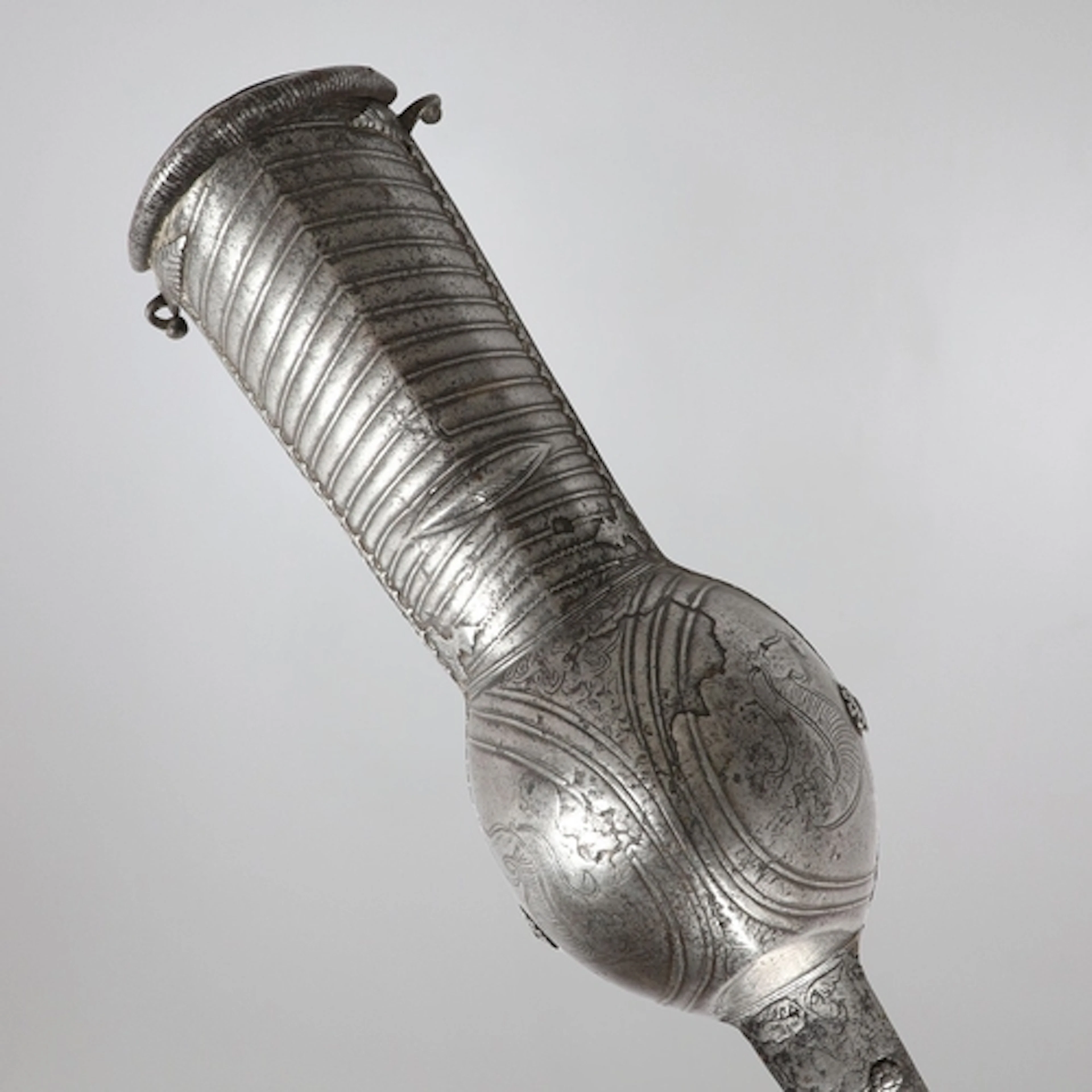 A FINE EARLY INDIAN GAUNTLET SWORD, PATA. A magnificent armo...