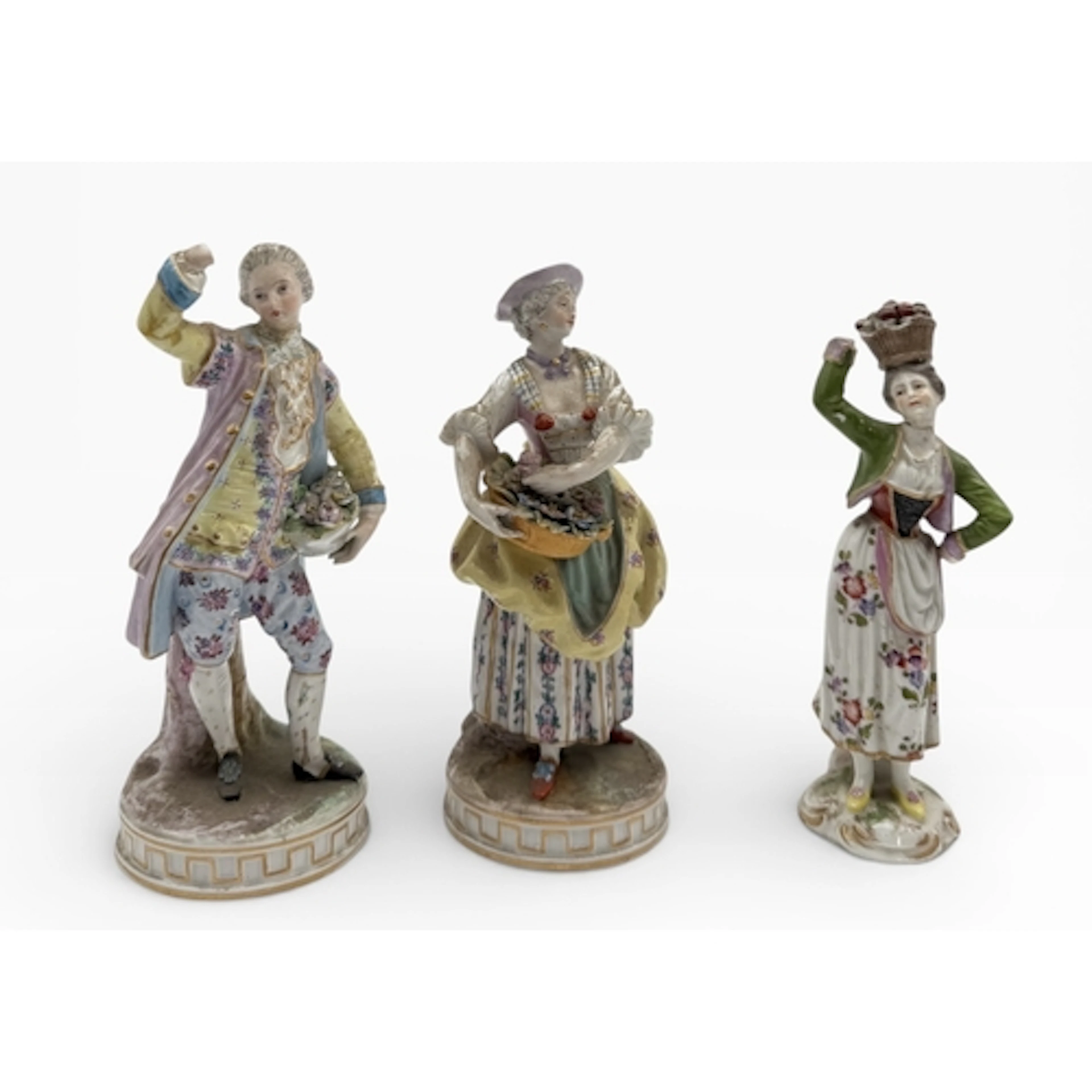 A GROUP OF 18TH/19TH CENTURY PORCELAIN FIGURES TO INCLUDE A ...