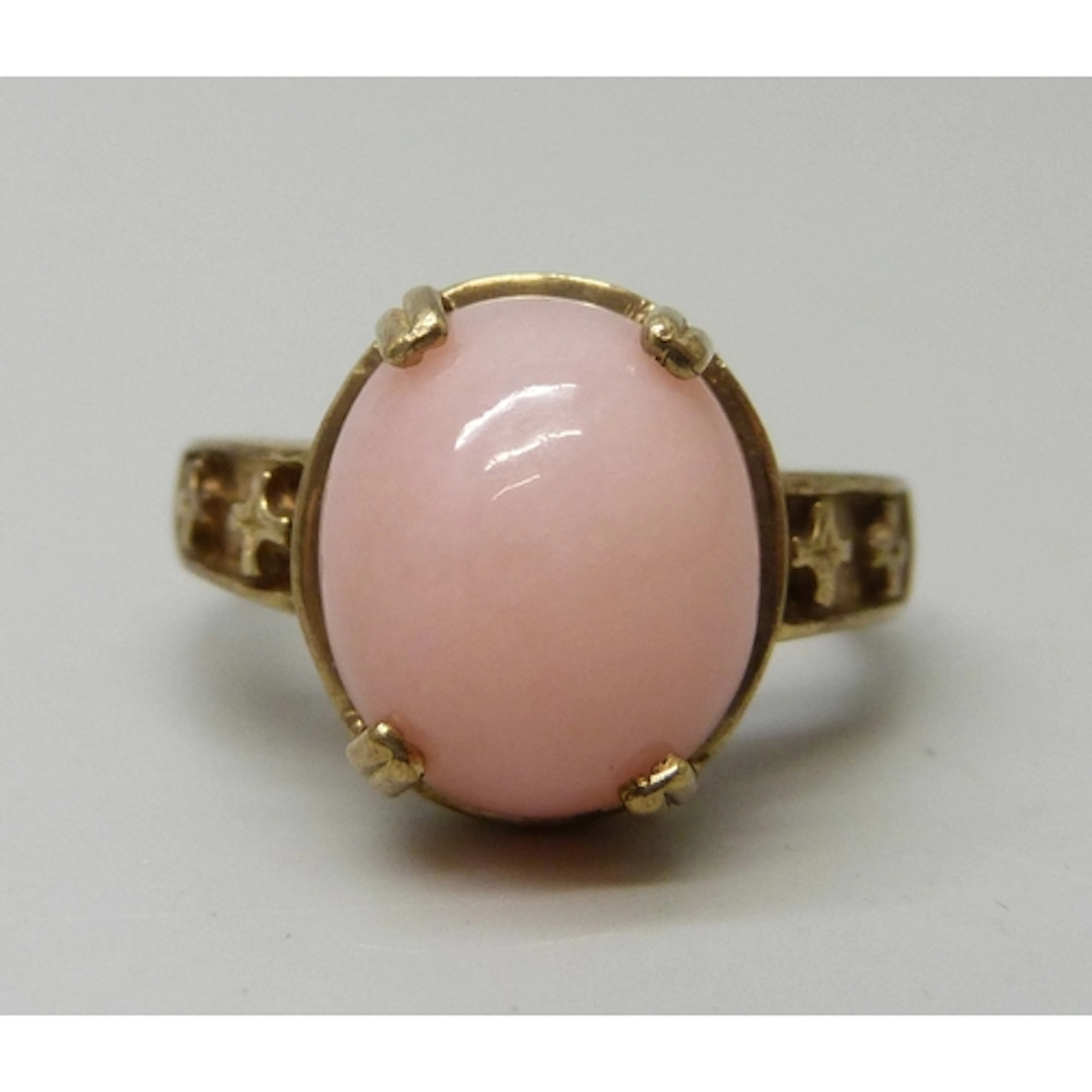 A statement 9ct gold and cabochon pink stone ring, 6g, P