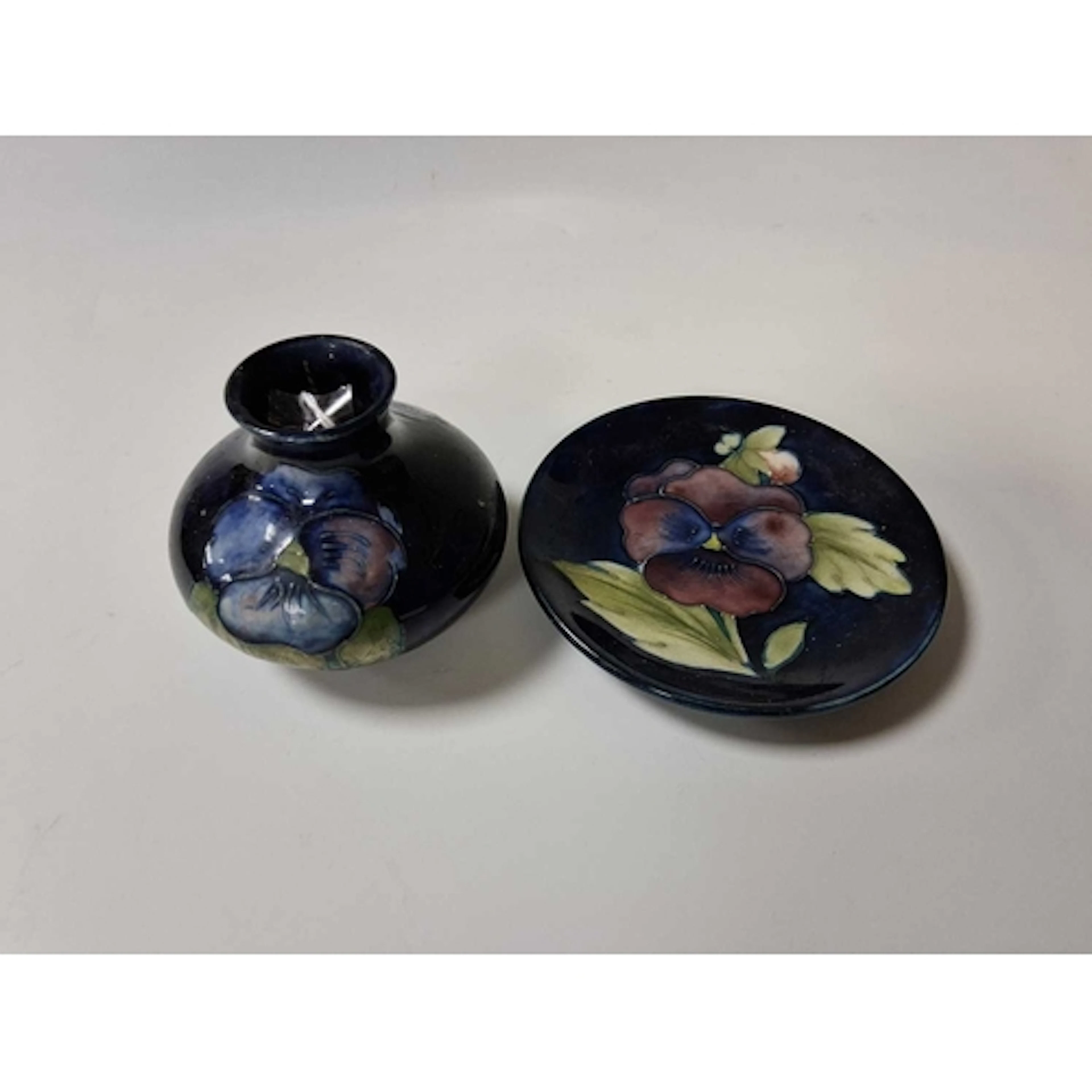 TWO PIECES OF VINTAGE 'PANSY' PATTERN MOORCROFT POTTERY, com...