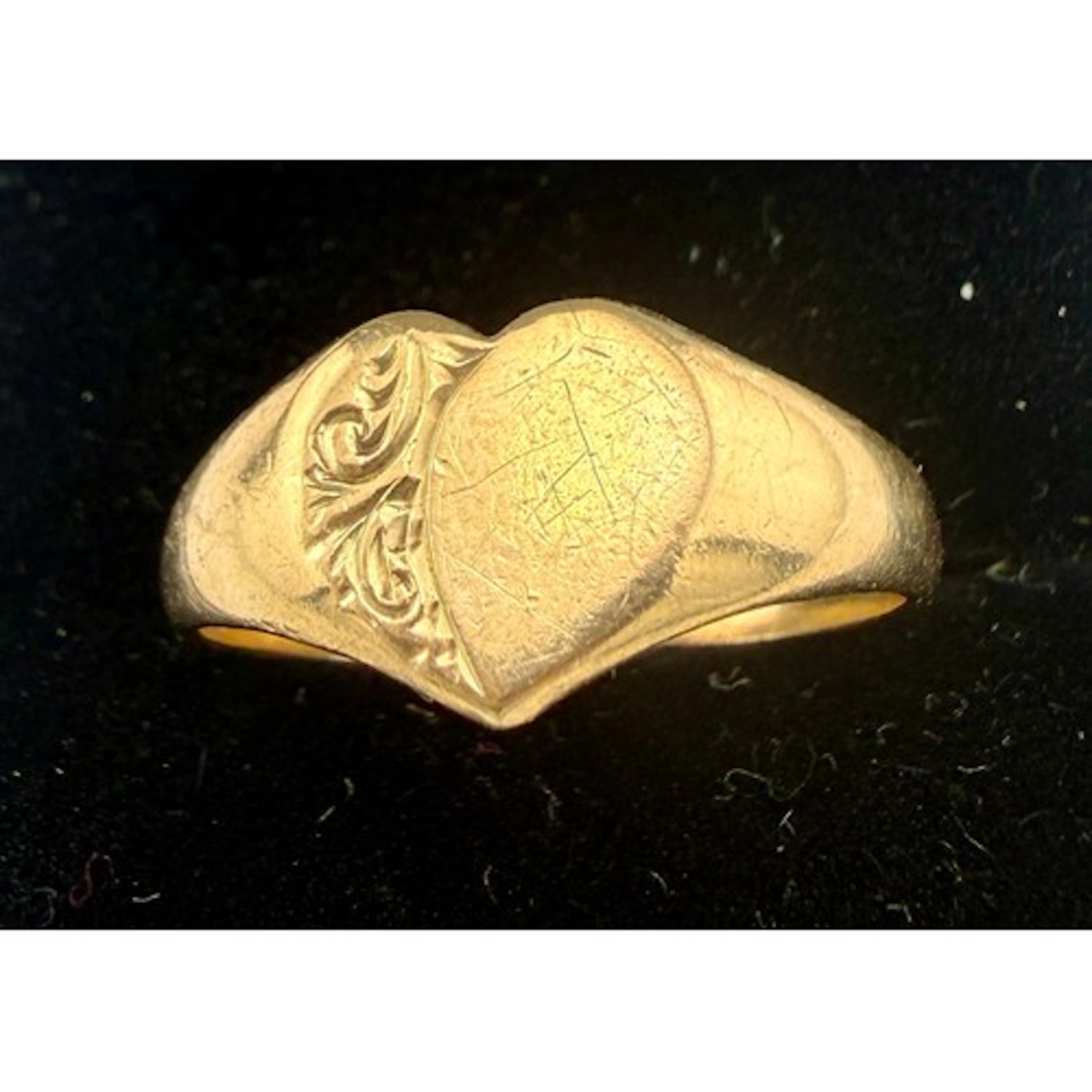 A 9 carat gold heart shaped signet ring. Size M. Weight 2.7...