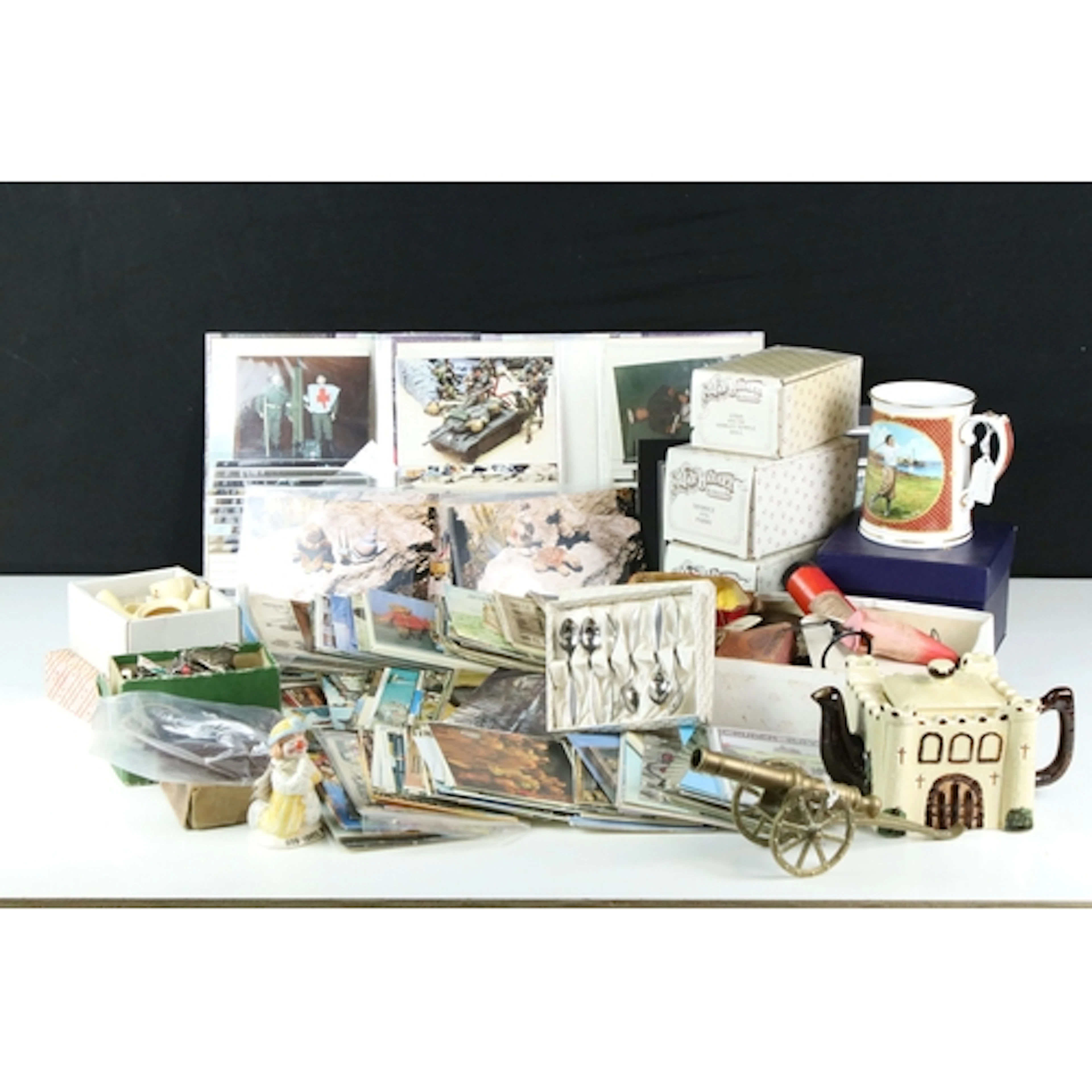 Collection of mixed collectables to include: boxed Royal Wor...