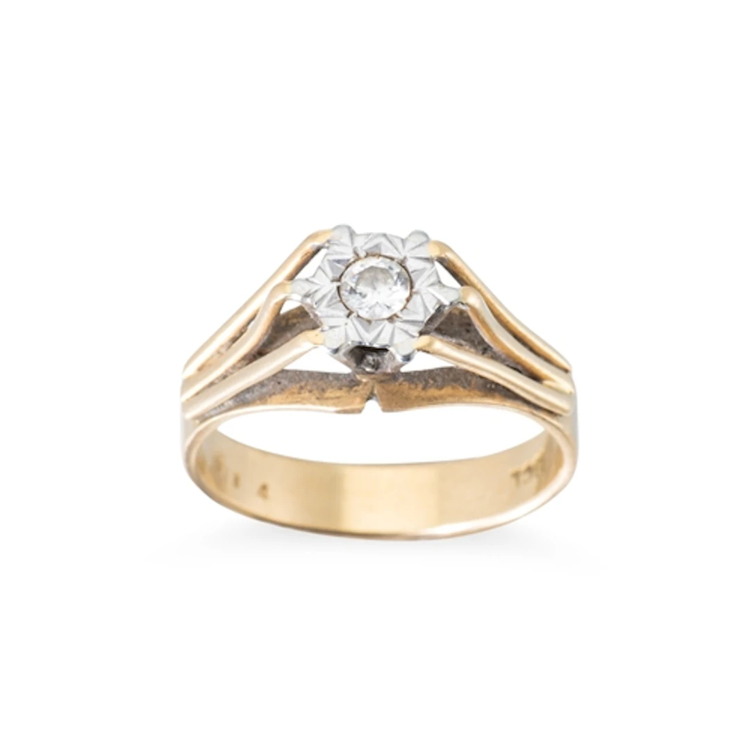 A DIAMOND SOLITAIRE RING, the central round cut diamond moun...
