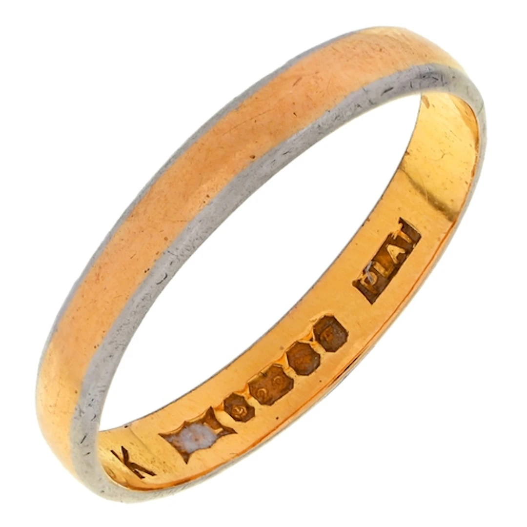 A 22ct gold wedding ring, 2.2g, size L