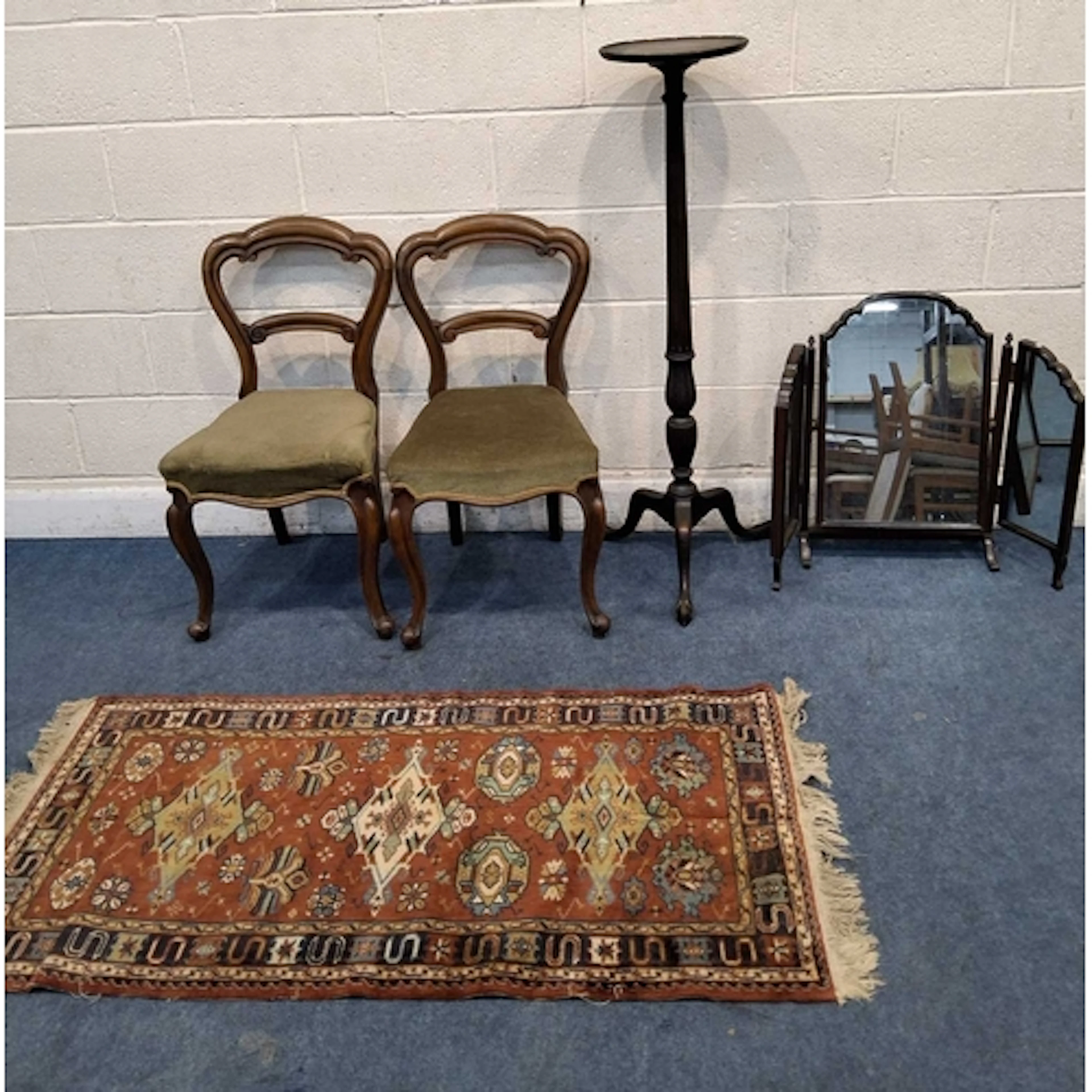 AN EARLY 20TH CENTURY TORCHERE STAND, with a dished top, rai...