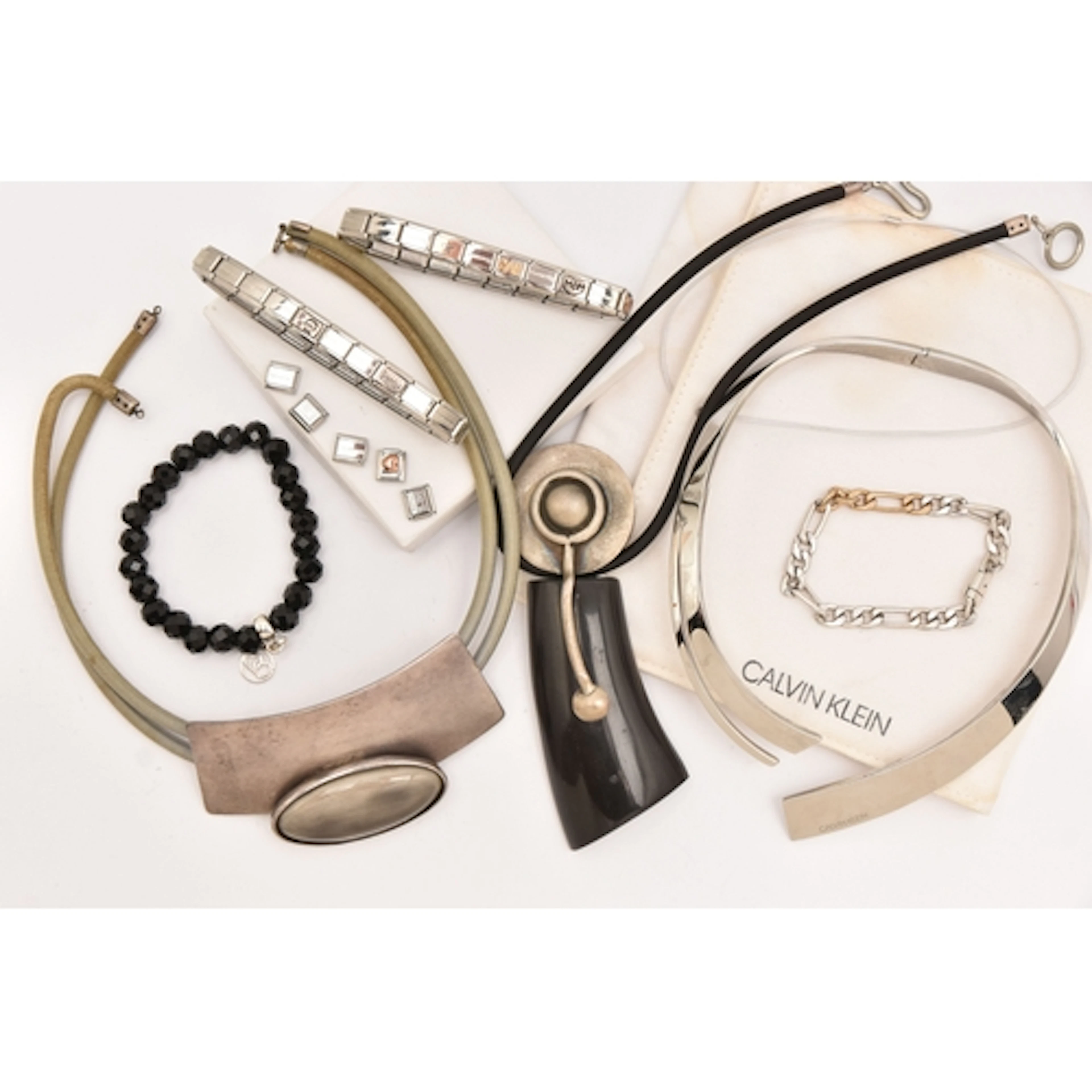 AN ASSORTMENT OF BRANDED ITEMS OF JEWELLERY, to include a wh...