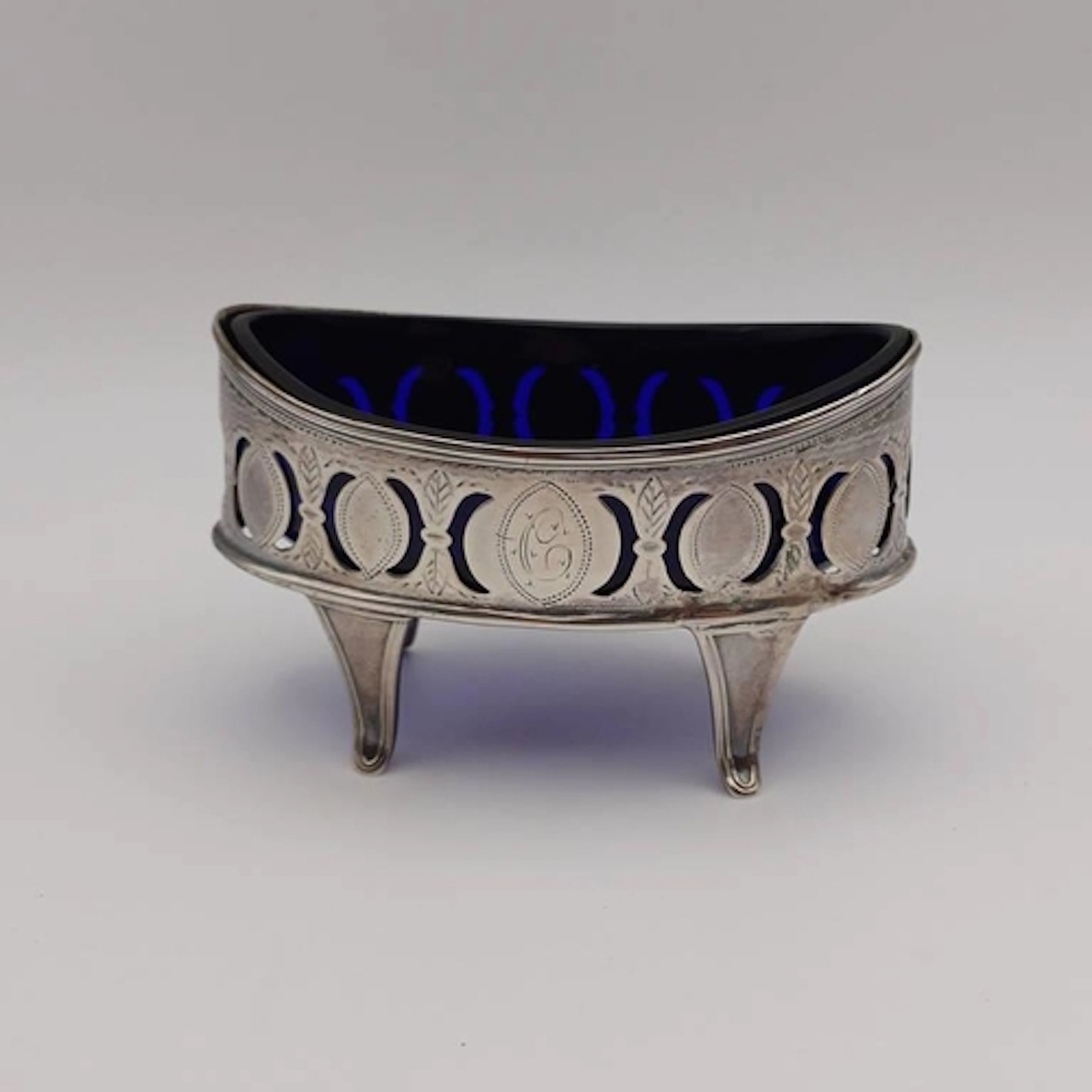 A GEORGE III SILVER SALT CELLAR WITH PIERCED & ENGRAVED DECO...