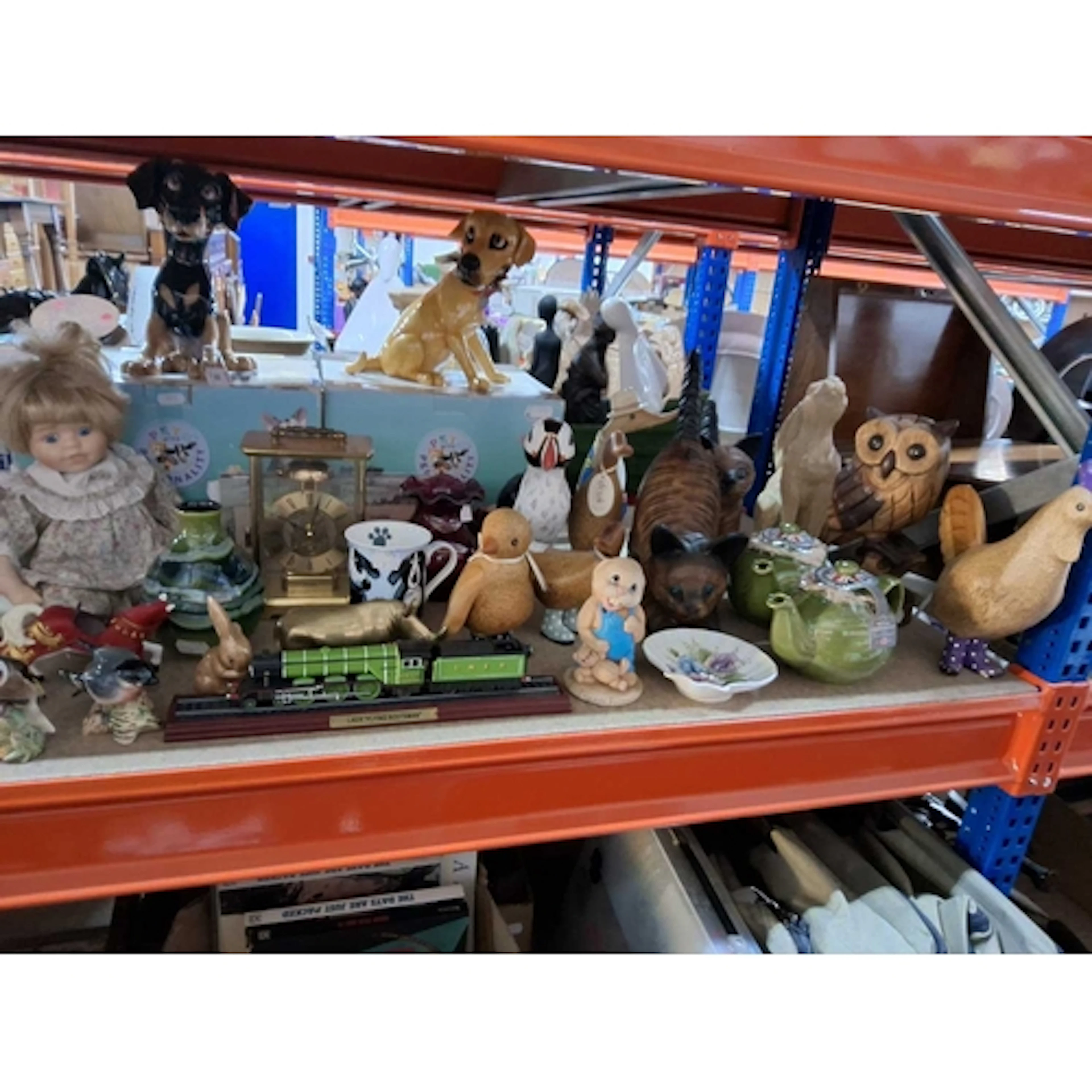 A GROUP OF DECORATIVE HOUSEHOLD ITEMS to include a Poole Pot...