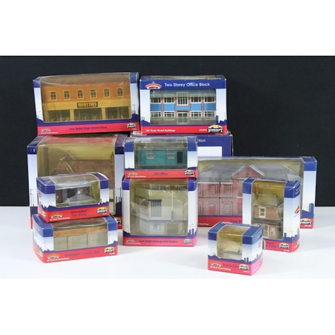 11 Boxed Bachmann Scenecraft OO gauge trackside buildings to...