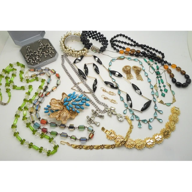 Vintage costume jewellery to include a large turquoise glass...