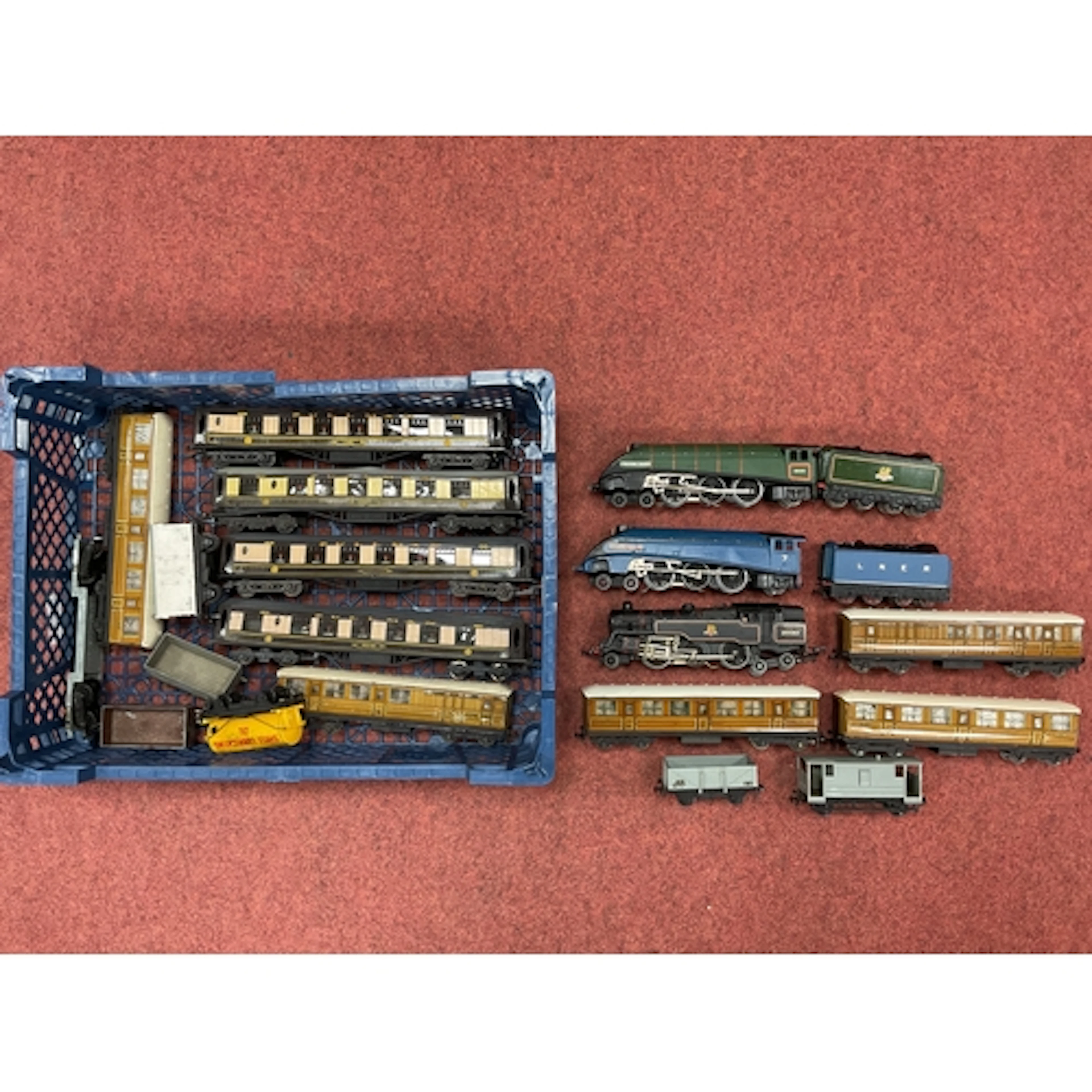 A collection of OO gauge model railway items both 2 and 3-Ra...