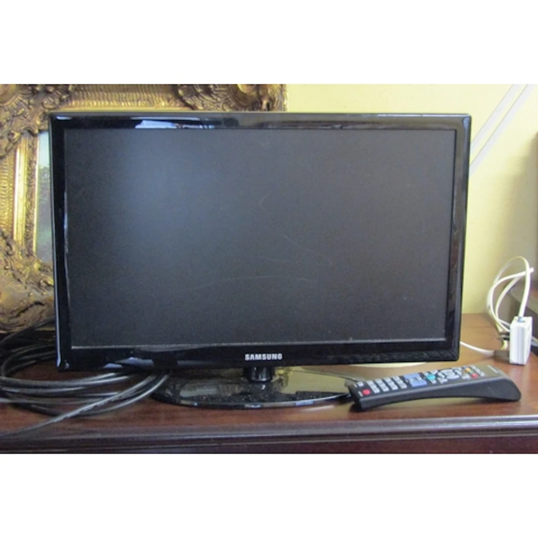 Samsung Flat Screen TV with Cable and Remote Control Screen ...