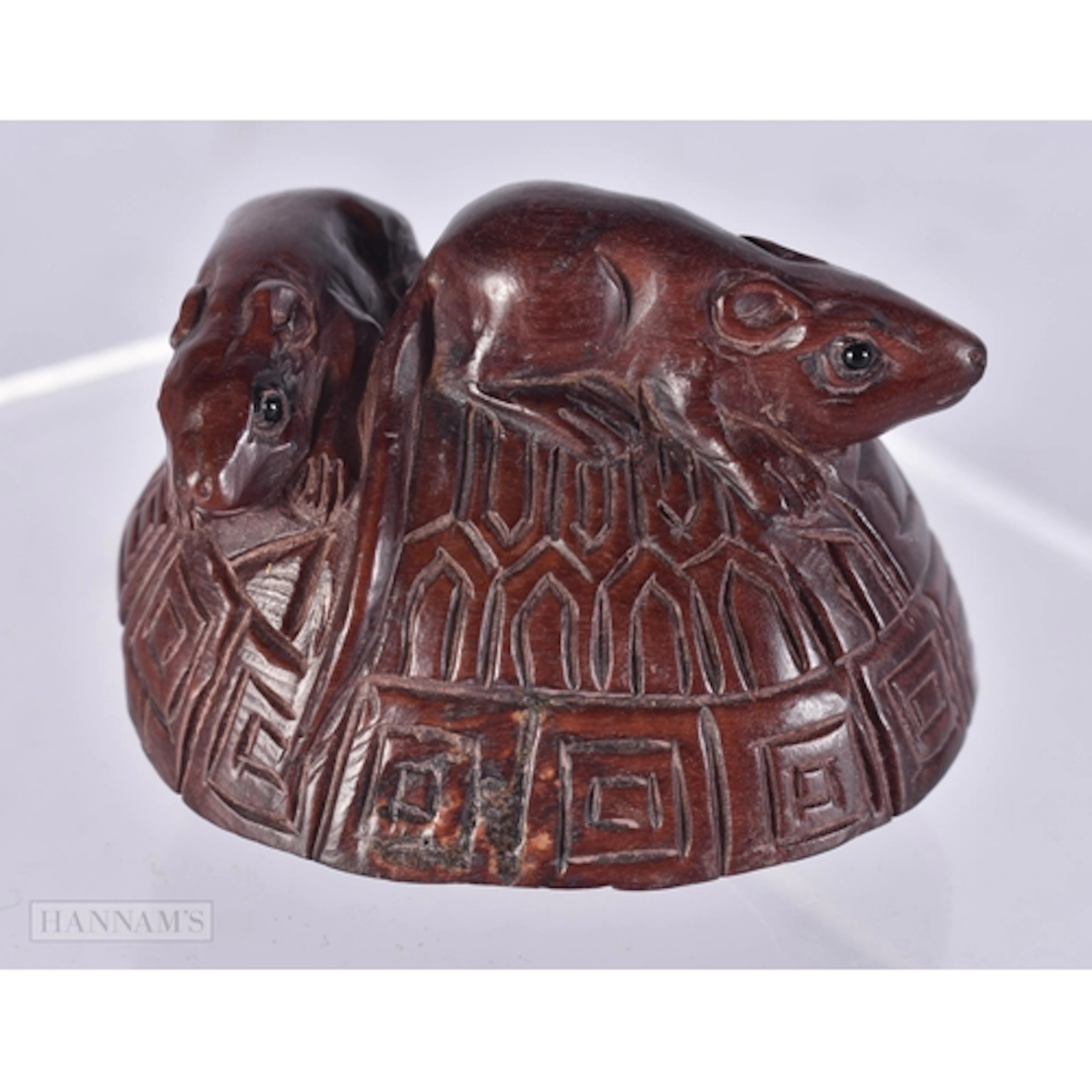 A CARVED WOOD RAT ON A SHELL NETSUKE. 3.4 x 4.3 x 3.7 cm