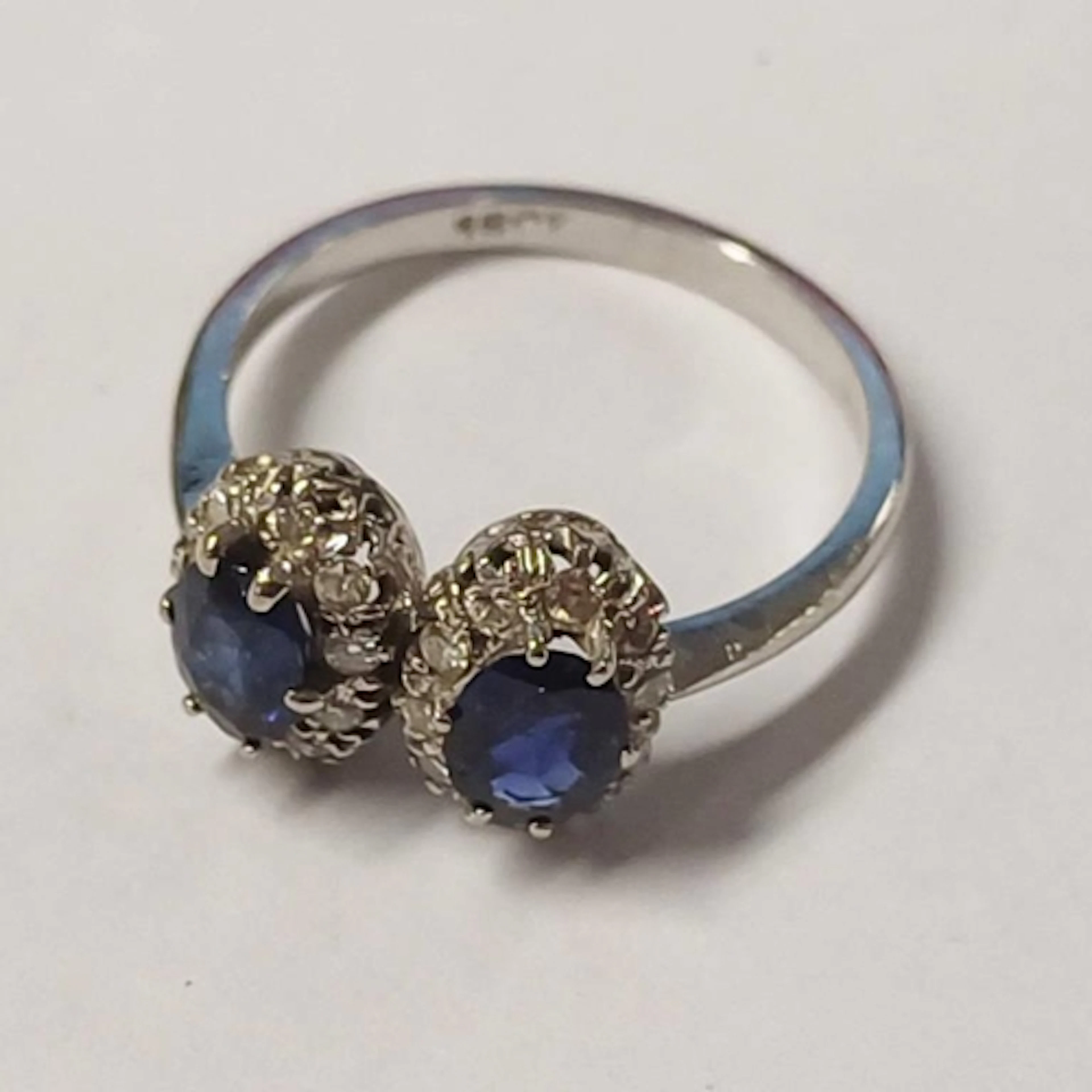 18CT GOLD, SAPPHIRE & DIAMOND TWIN CLUSTER RING, EACH OVAL S...