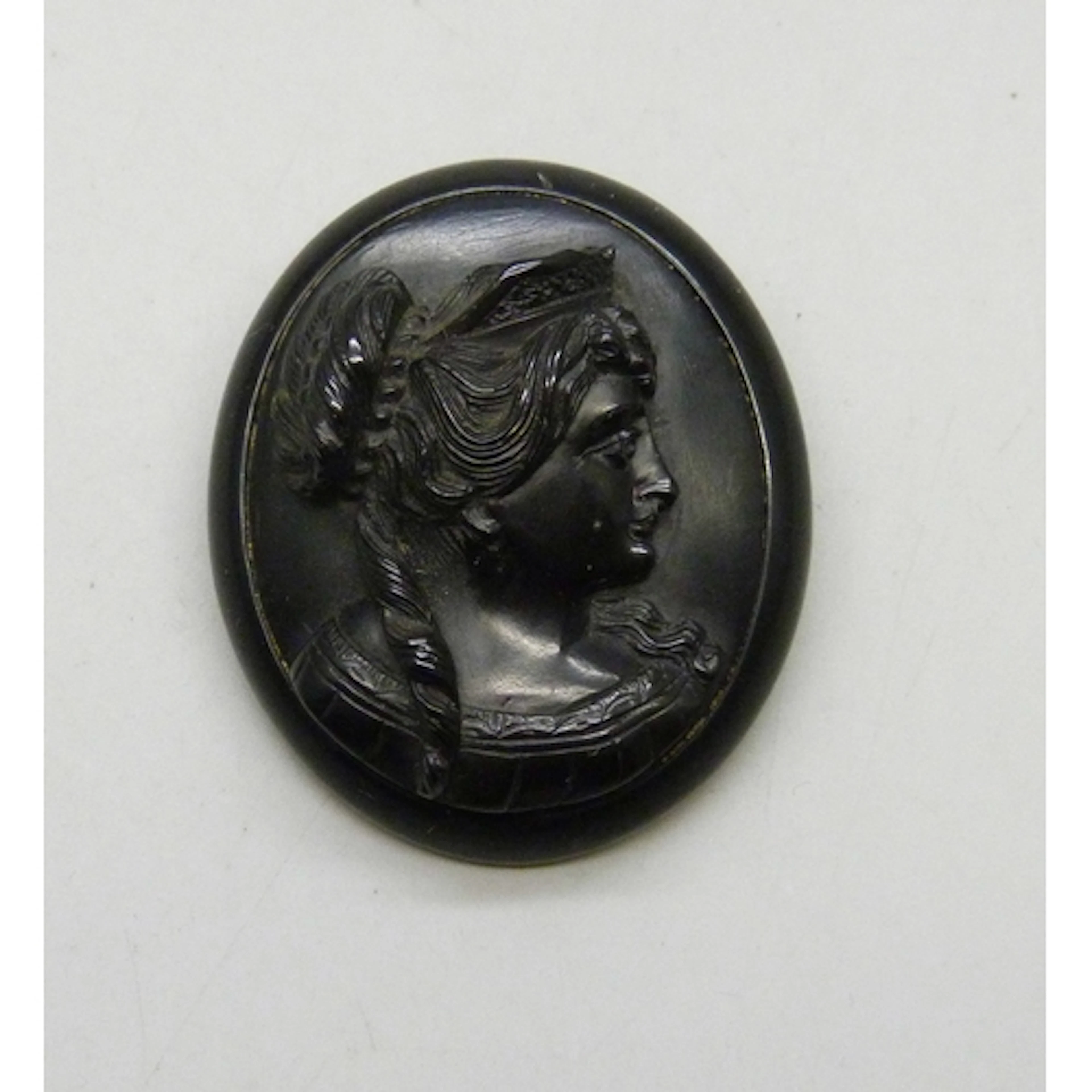 A Victorian jet cameo brooch/pendant, 5cm