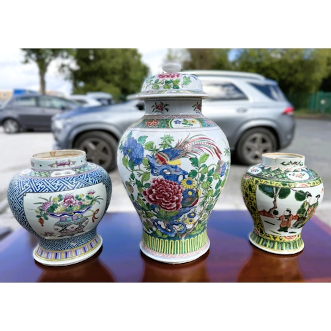A large Chinese Famille Rose porcelain lidded jar decorated ...