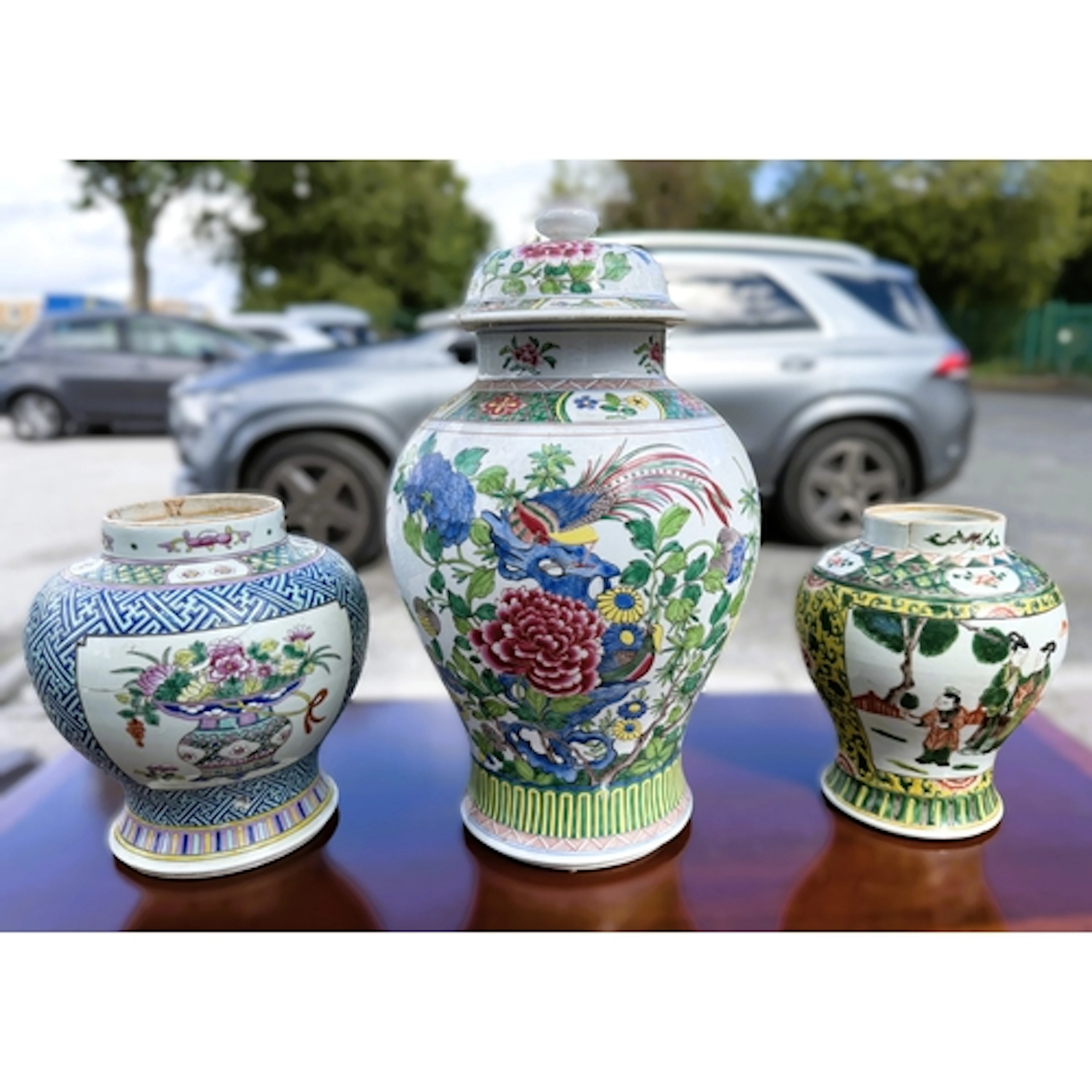 A large Chinese Famille Rose porcelain lidded jar decorated ...