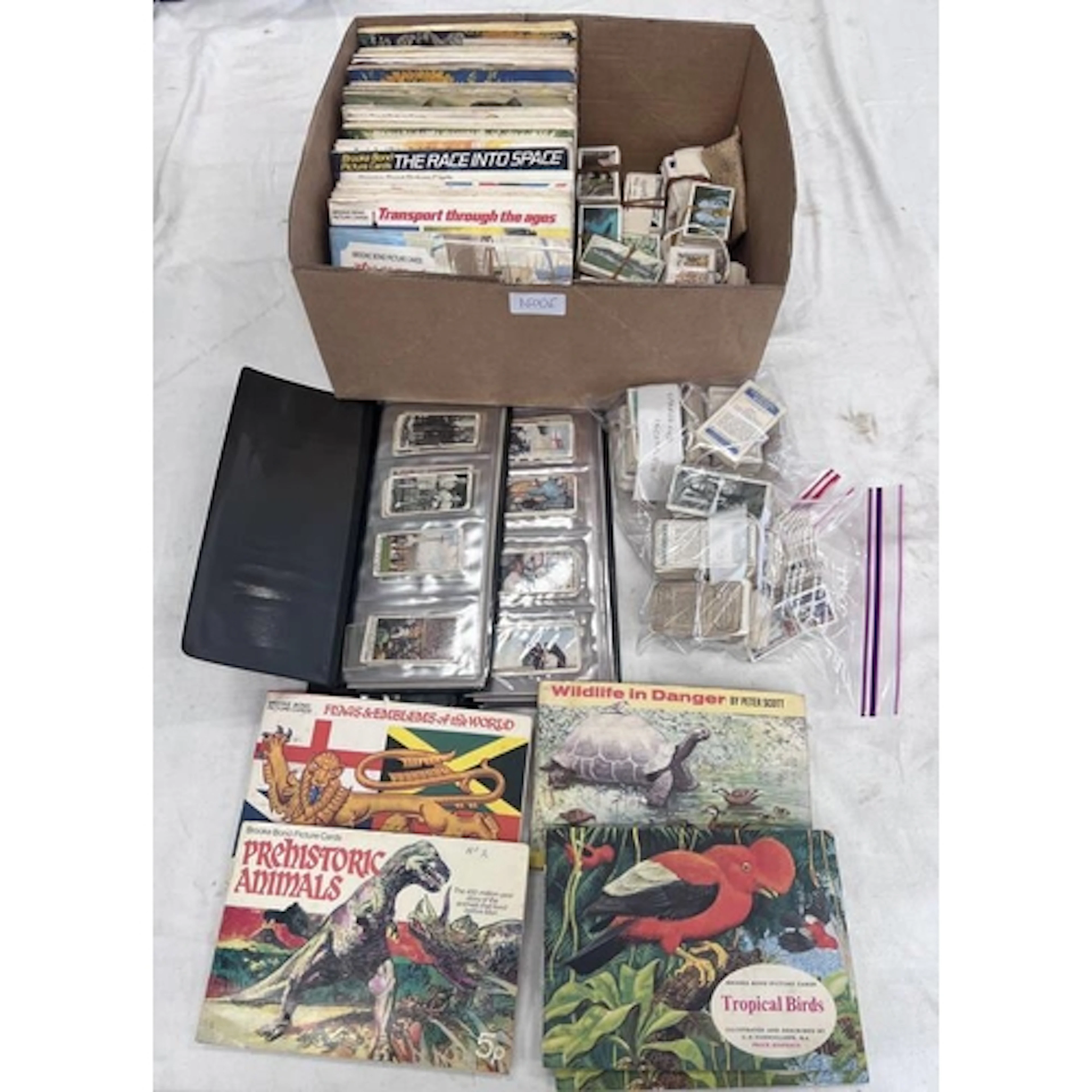 SELECTION OF VARIOUS CIGARETTE & TEA CARDS TO INCLUDE BROOKE...