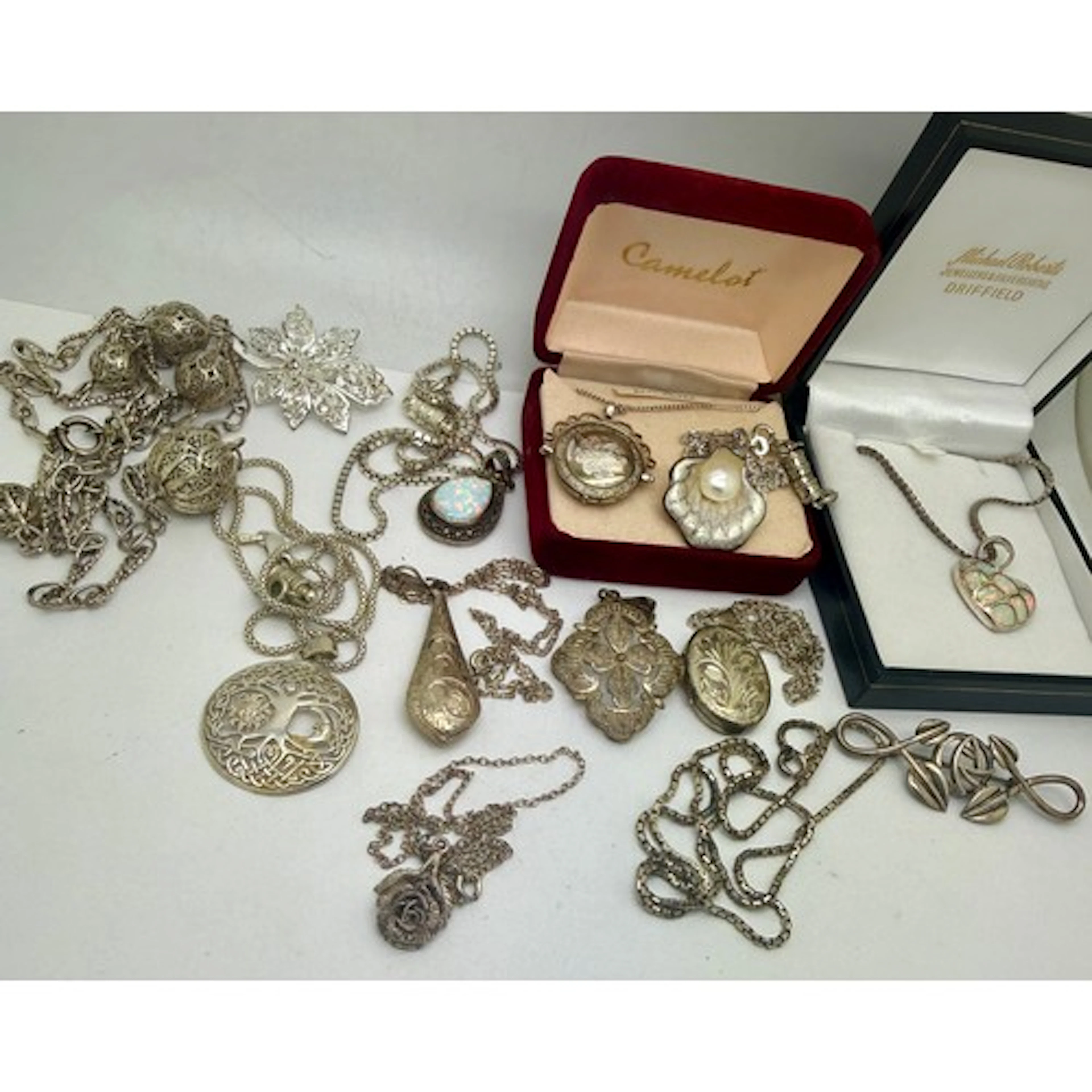 A collection of mainly sterling silver jewellery to include ...