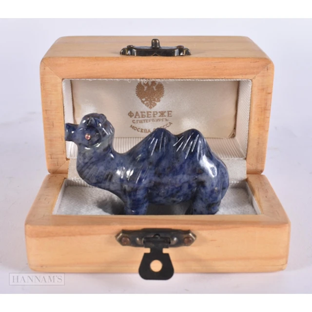 A GOLD & RUBY EYED LAPIS LAZULI CAMEL. 6 cm x 4.25 cm.
