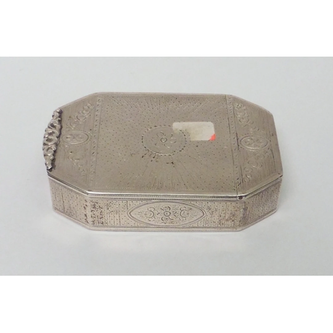 A George III silver snuff box having engraved decoration ...
