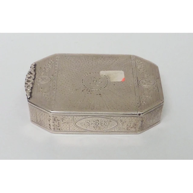 A George III silver snuff box having engraved decoration ...
