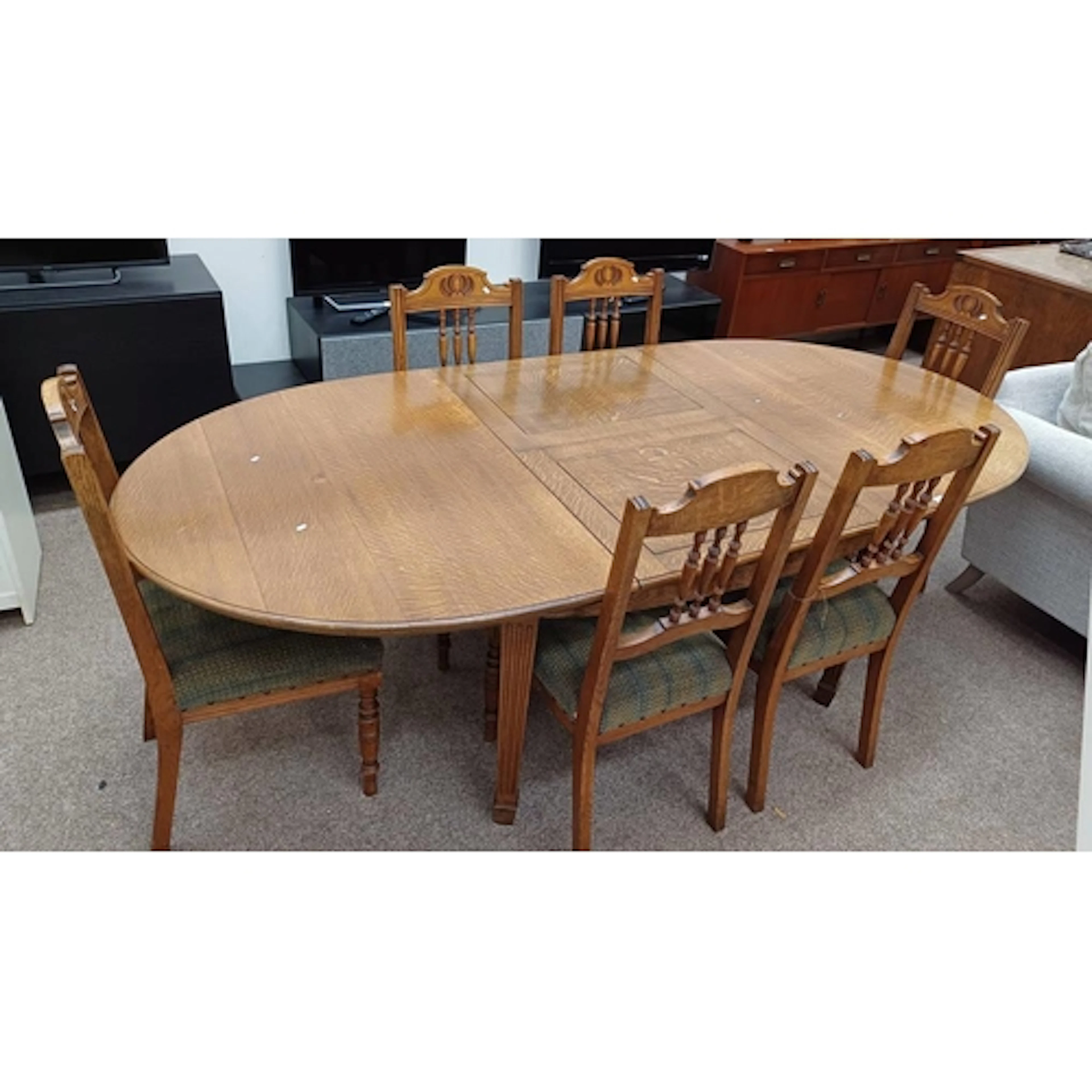 20TH CENTURY OAK EXTENDING DINING TABLE WITH FOLD-OUT CENTRE...
