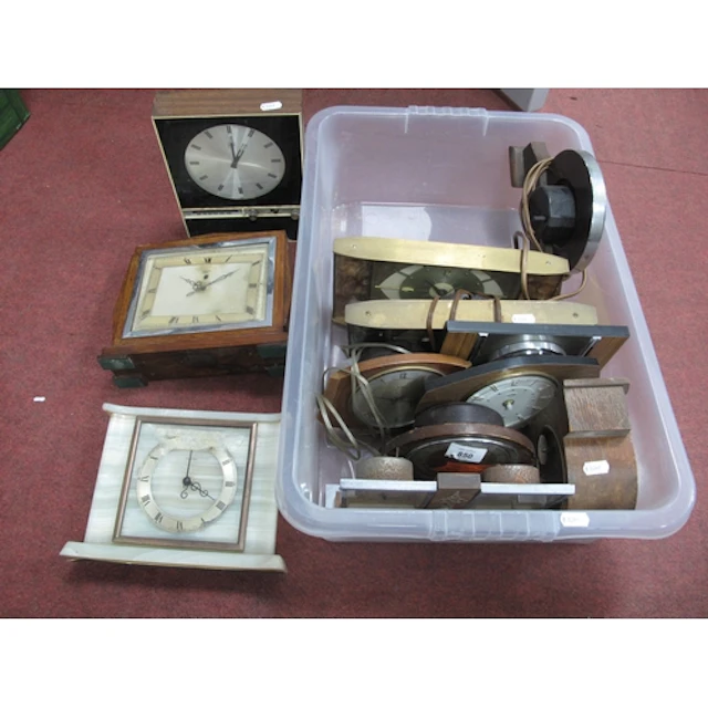 Quantity of vintage 20th-century mantel and table clocks, co...