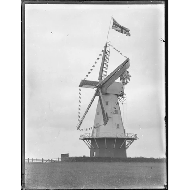 A collection of late 19th/early 20th century glass plate neg...
