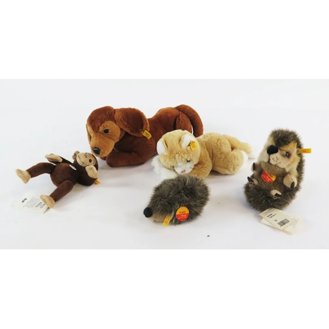 Steiff Group including Dachshund EAN 5460/35, Cat 5620/25, h...