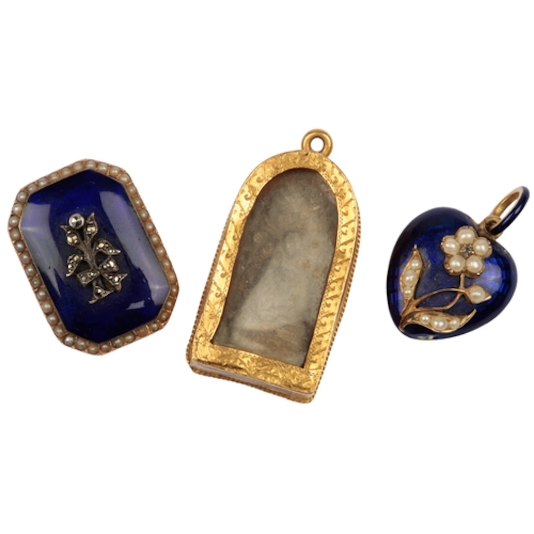 Three jewels, comprising: a heart-shaped locket pendant deco...