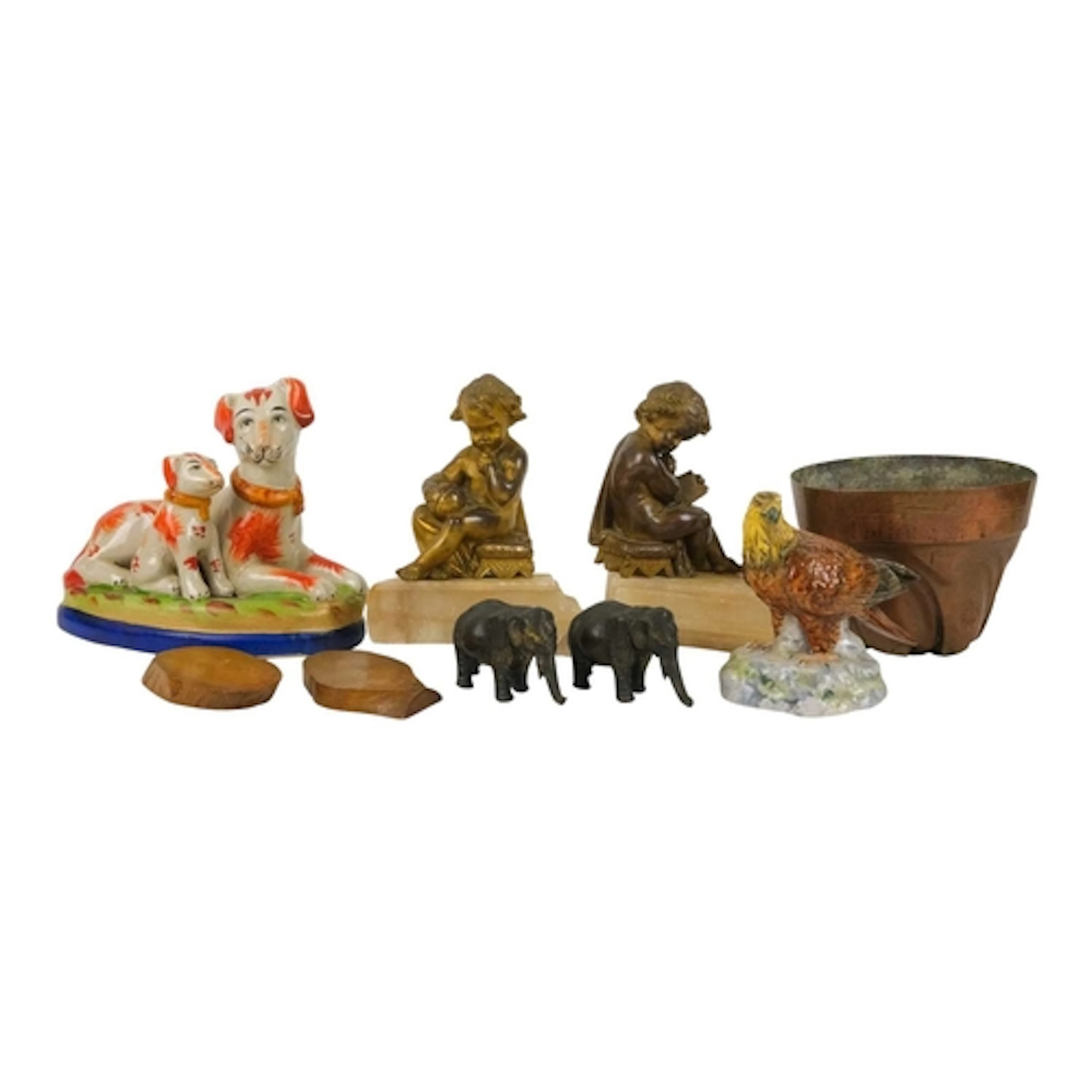 A mixed lot of decorative items. To include a pair of gilded...
