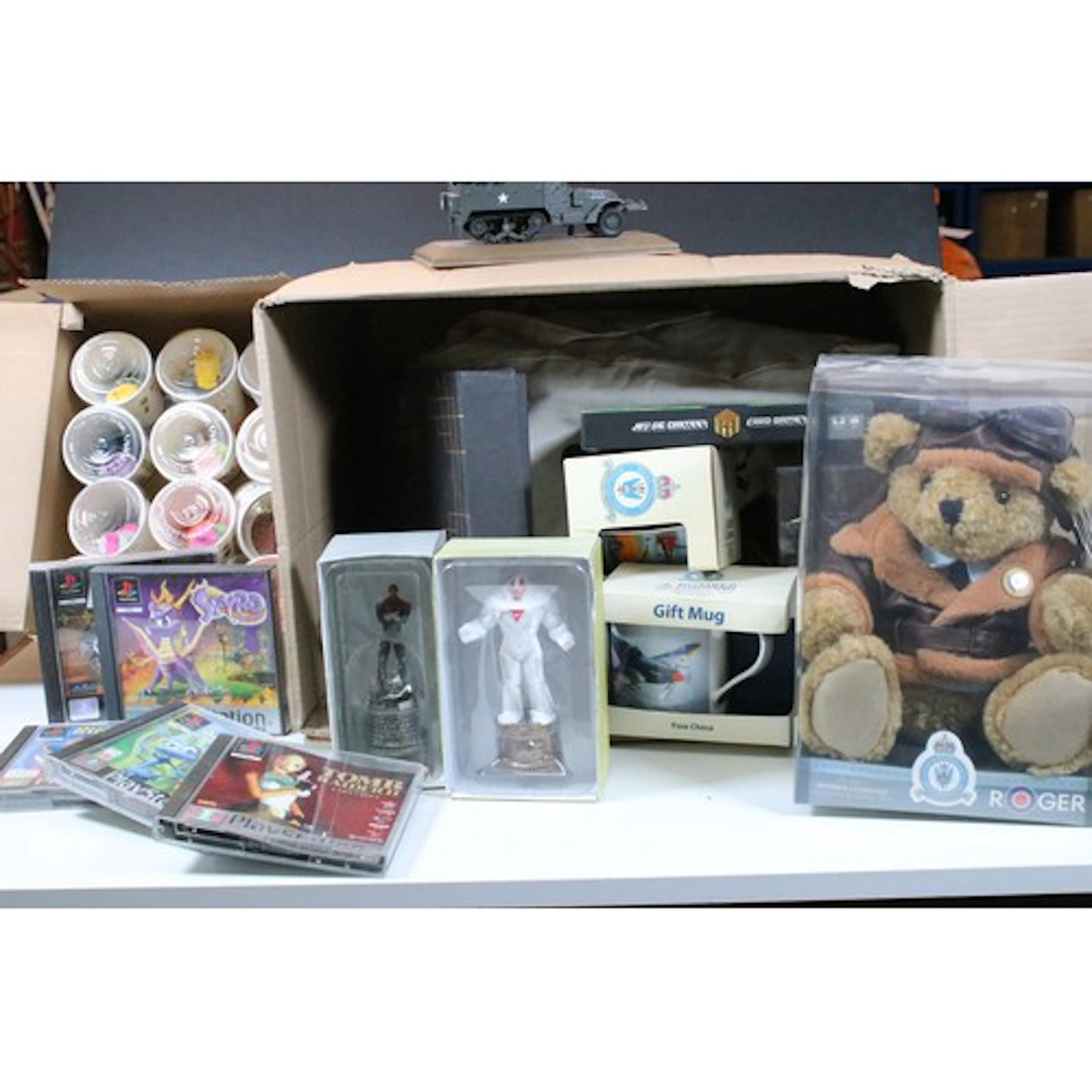 Collection of mixed toys to include various military plastic...