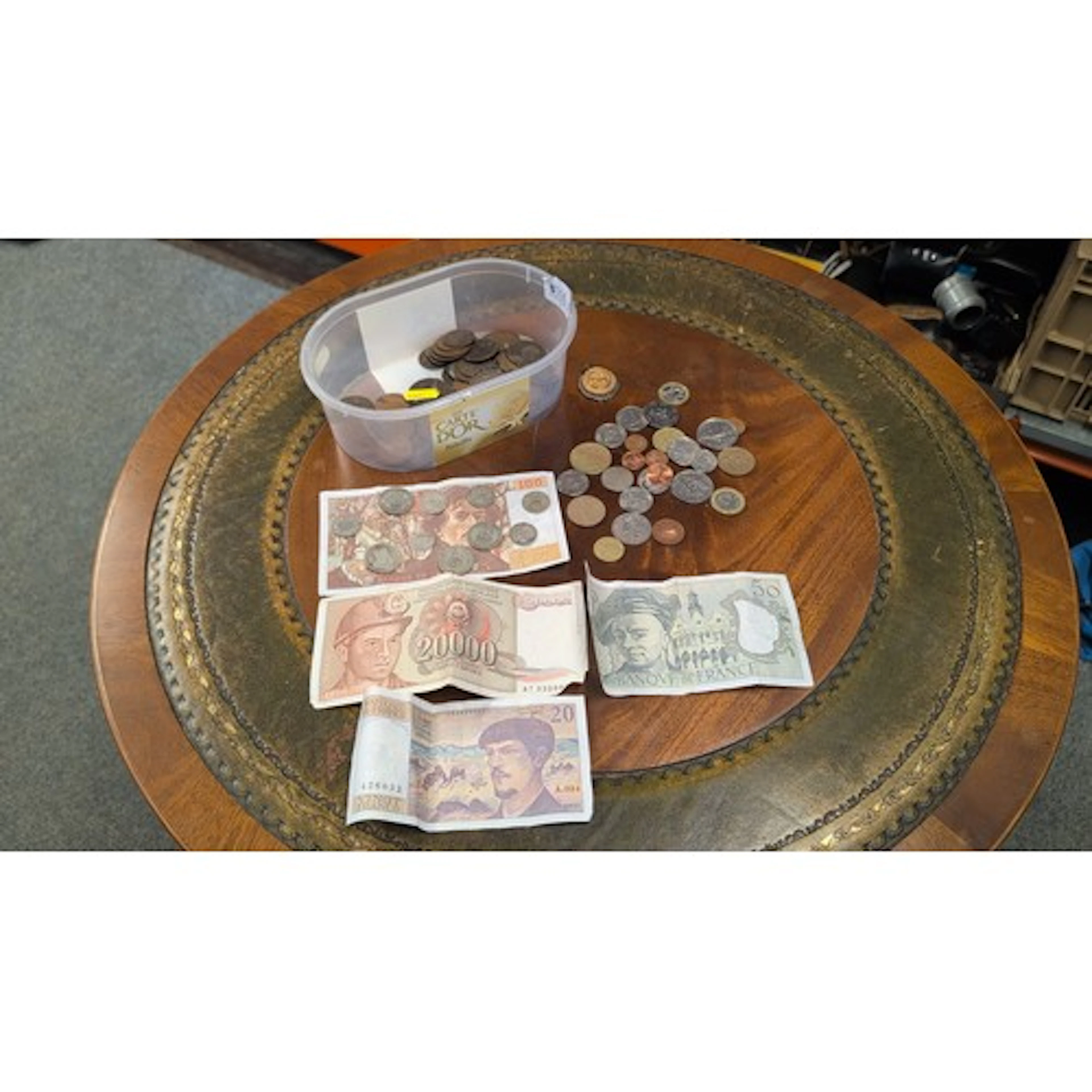 A quantity of mixed world coinage, base-metal issues includi...