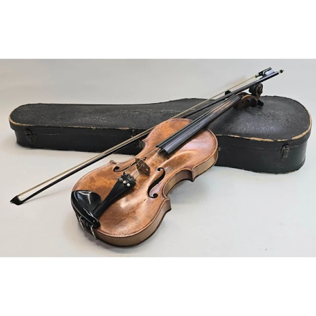 An antique early 20th century quality full size violin c/w b...