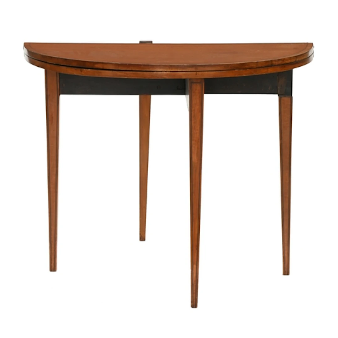 A circular satinwood card table, 19th c, crossbanded in rose...