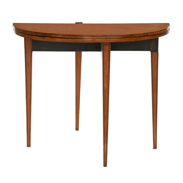 A circular satinwood card table, 19th c, crossbanded in rose...