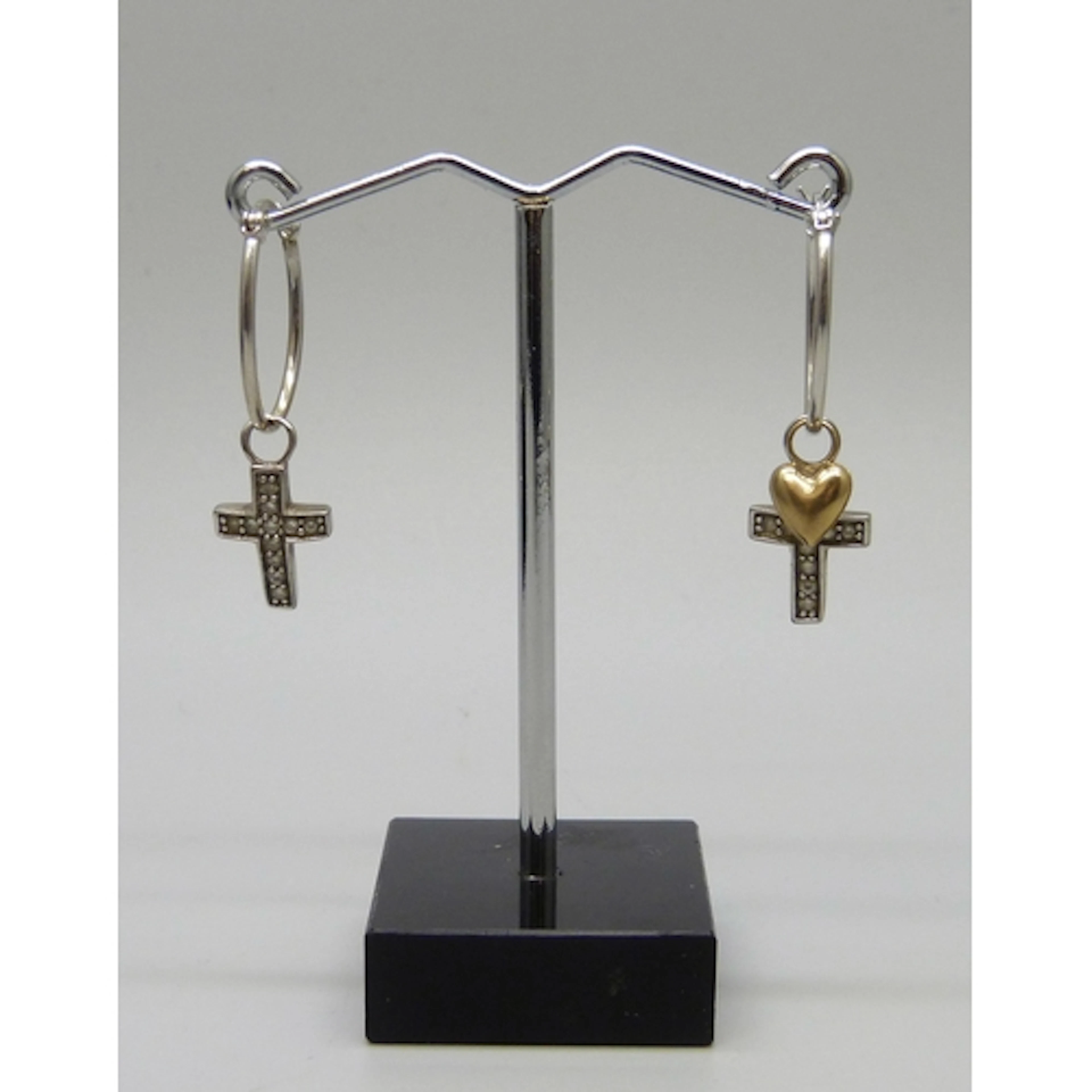 A pair of 9ct white and yellow gold earrings, 2.5g, 3.5cm in...