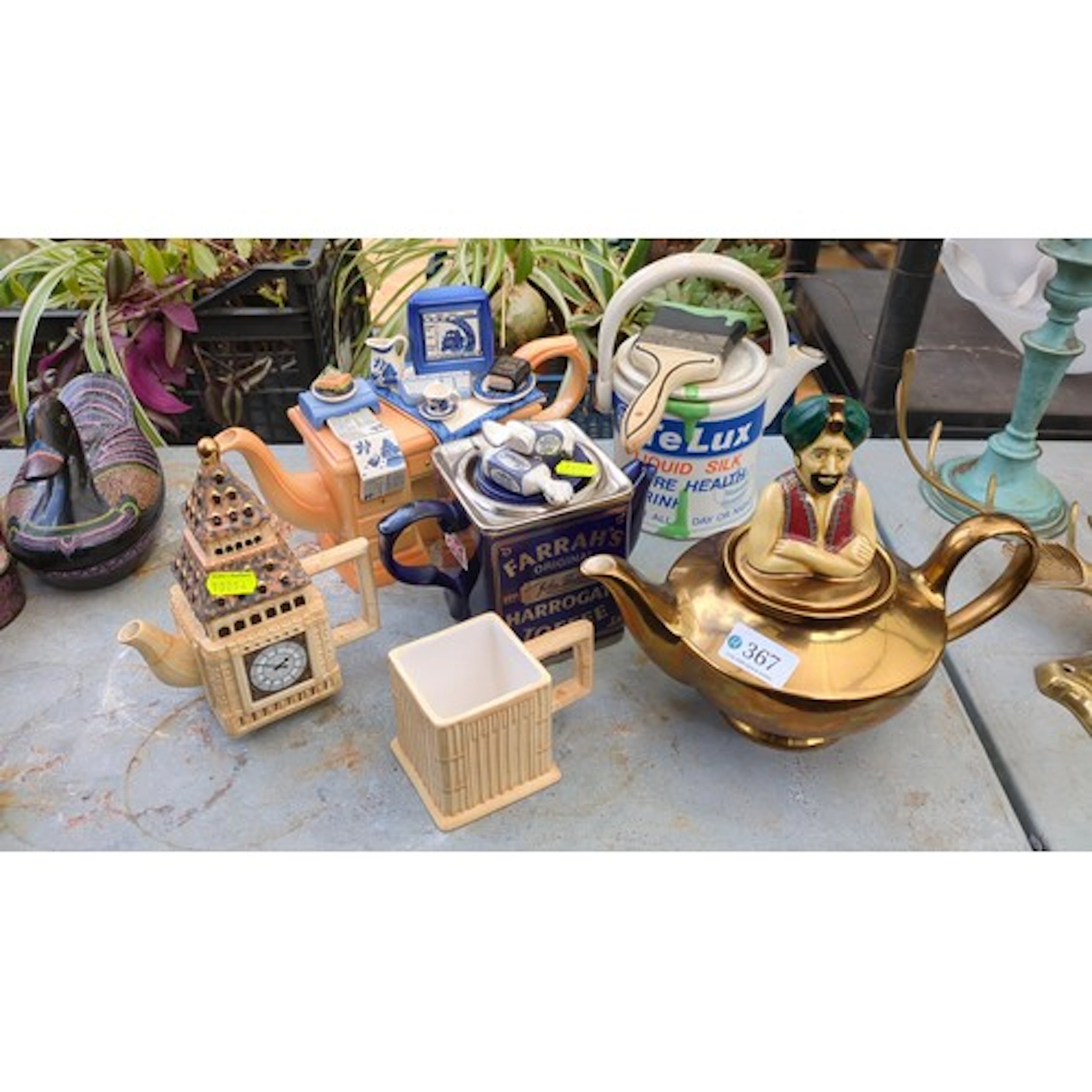 A group of novelty ceramic teawares including a Sadler ‘Ye O...